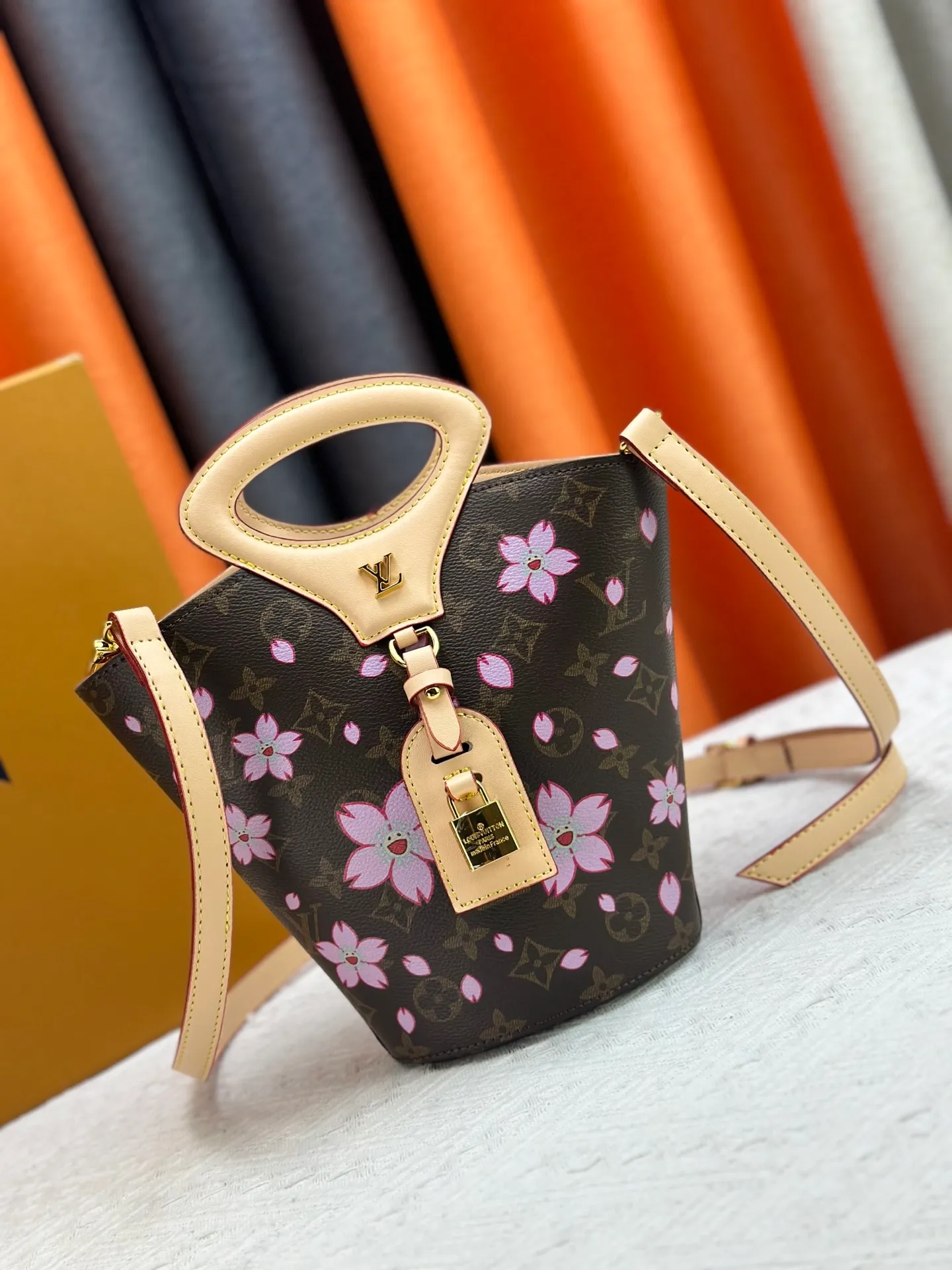 P260 Upgraded original M14680 This model Nicolas Ghesquière presented the Rivage BB handbag at the 2025 spring and summer show. It is cut out of Monogram canvas in a bucket shape and reinterprets the Noctambule handbag launched by Louis Vuitton in 1999. The trunk-style handles, LV-engraved padlock and leather luggage tag add classic elements, and the shoulder strap makes it easy to carry cross-body. Dimensions: 12.0 x 18.0 x 7.0 cm (length x height x width)