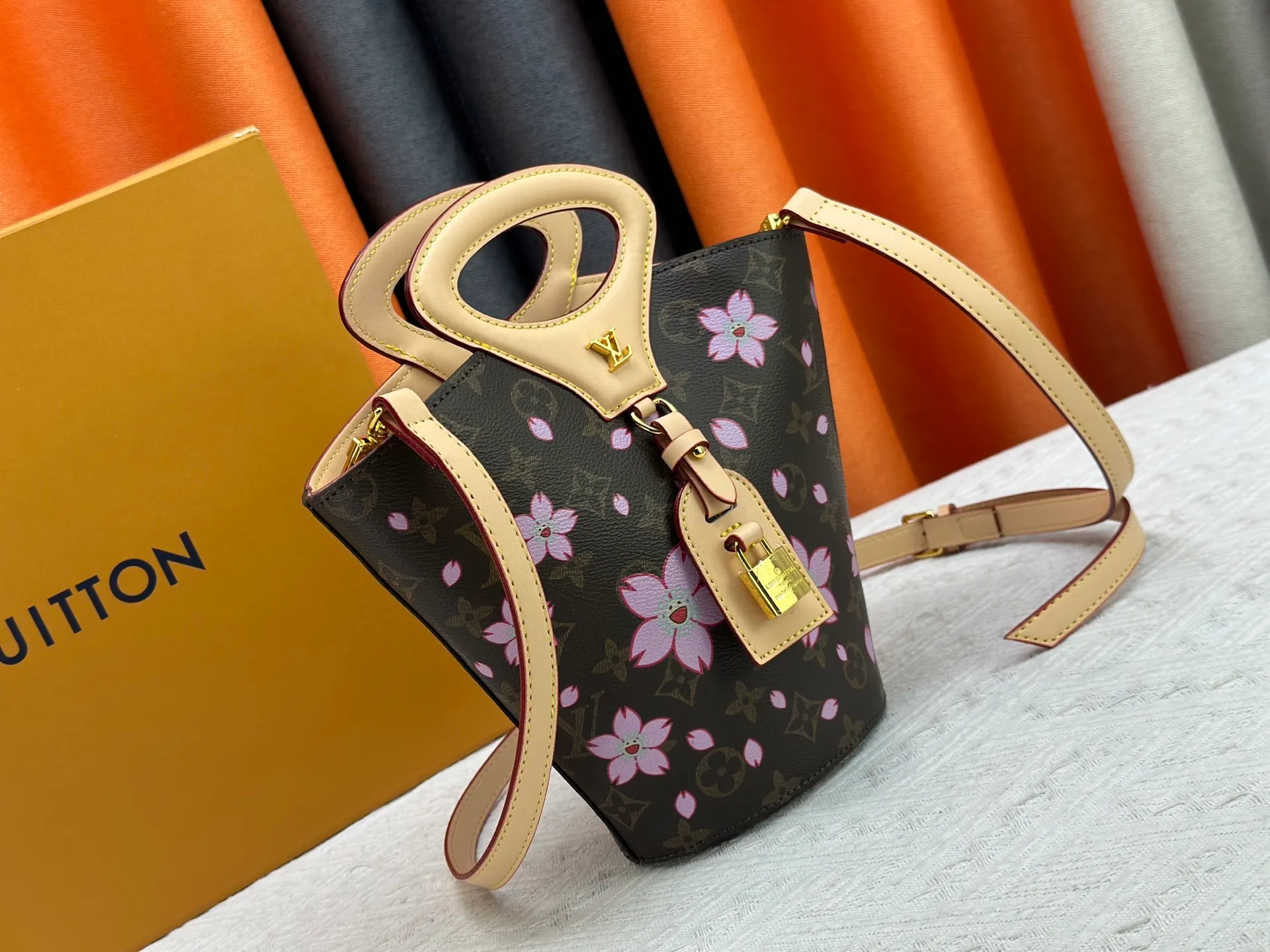 P260 Upgraded original M14680 This model Nicolas Ghesquière presented the Rivage BB handbag at the 2025 spring and summer show. It is cut out of Monogram canvas in a bucket shape and reinterprets the Noctambule handbag launched by Louis Vuitton in 1999. The trunk-style handles, LV-engraved padlock and leather luggage tag add classic elements, and the shoulder strap makes it easy to carry cross-body. Dimensions: 12.0 x 18.0 x 7.0 cm (length x height x width)