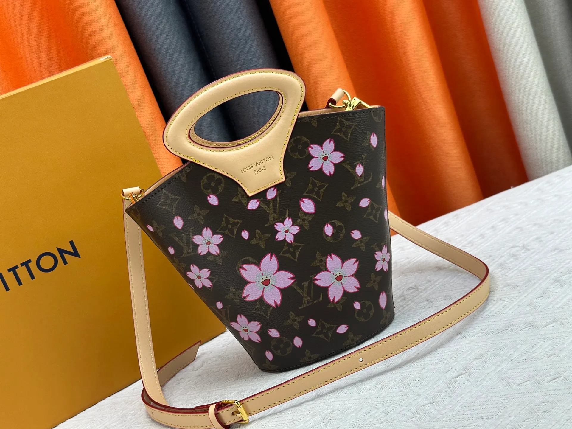 P260 Upgraded original M14680 This model Nicolas Ghesquière presented the Rivage BB handbag at the 2025 spring and summer show. It is cut out of Monogram canvas in a bucket shape and reinterprets the Noctambule handbag launched by Louis Vuitton in 1999. The trunk-style handles, LV-engraved padlock and leather luggage tag add classic elements, and the shoulder strap makes it easy to carry cross-body. Dimensions: 12.0 x 18.0 x 7.0 cm (length x height x width)