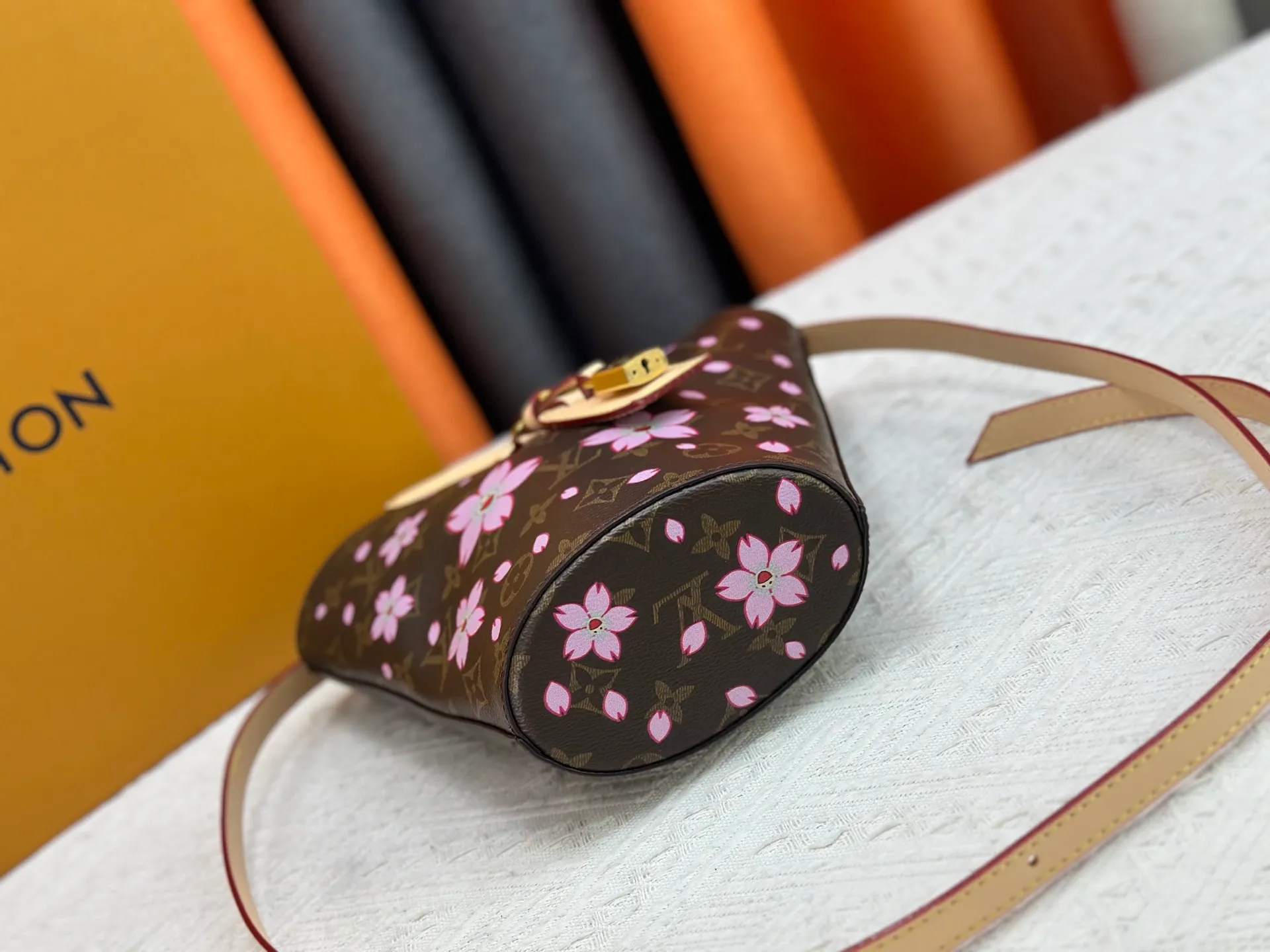 P260 Upgraded original M14680 This model Nicolas Ghesquière presented the Rivage BB handbag at the 2025 spring and summer show. It is cut out of Monogram canvas in a bucket shape and reinterprets the Noctambule handbag launched by Louis Vuitton in 1999. The trunk-style handles, LV-engraved padlock and leather luggage tag add classic elements, and the shoulder strap makes it easy to carry cross-body. Dimensions: 12.0 x 18.0 x 7.0 cm (length x height x width)