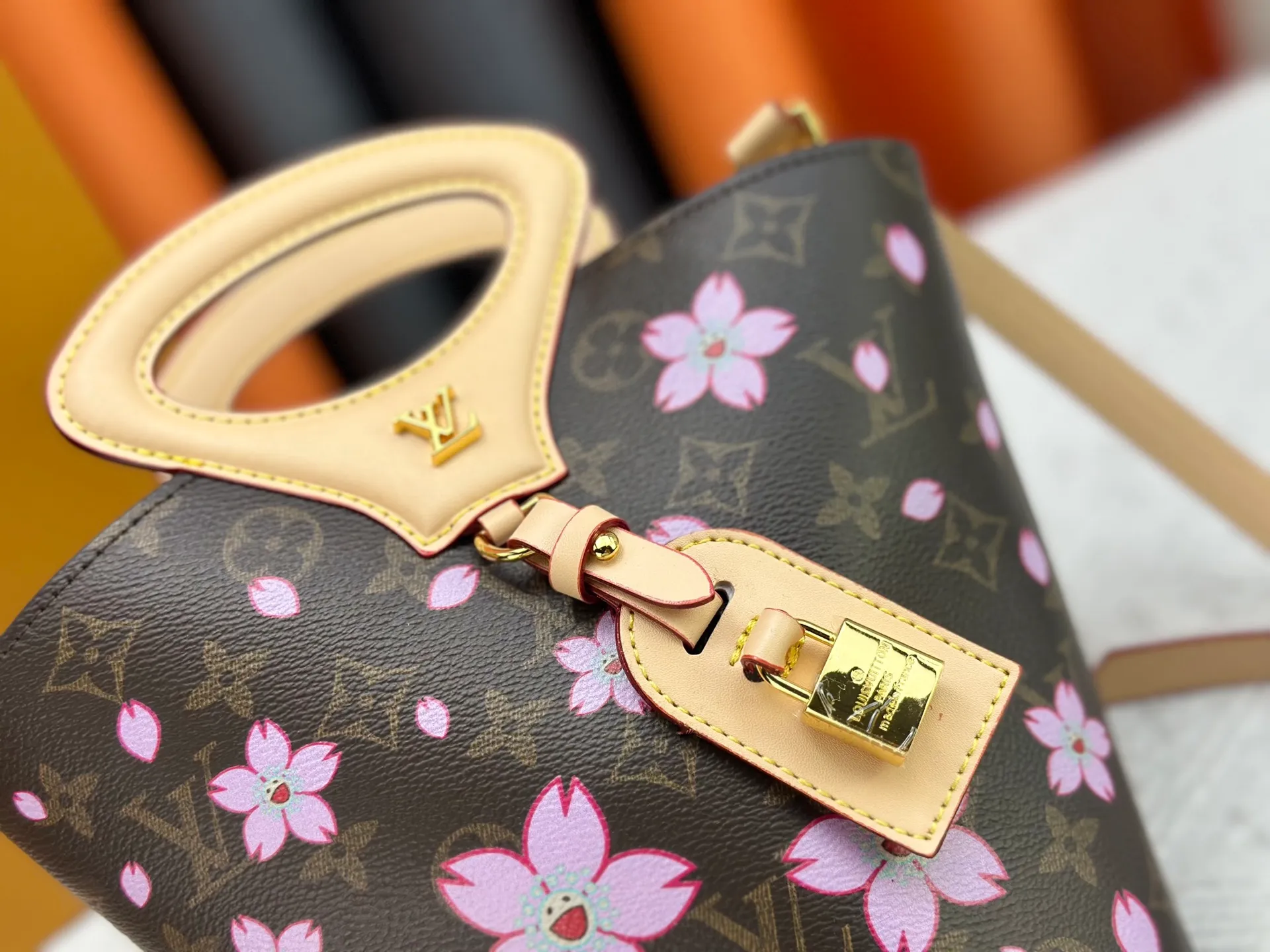 P260 Upgraded original M14680 This model Nicolas Ghesquière presented the Rivage BB handbag at the 2025 spring and summer show. It is cut out of Monogram canvas in a bucket shape and reinterprets the Noctambule handbag launched by Louis Vuitton in 1999. The trunk-style handles, LV-engraved padlock and leather luggage tag add classic elements, and the shoulder strap makes it easy to carry cross-body. Dimensions: 12.0 x 18.0 x 7.0 cm (length x height x width)