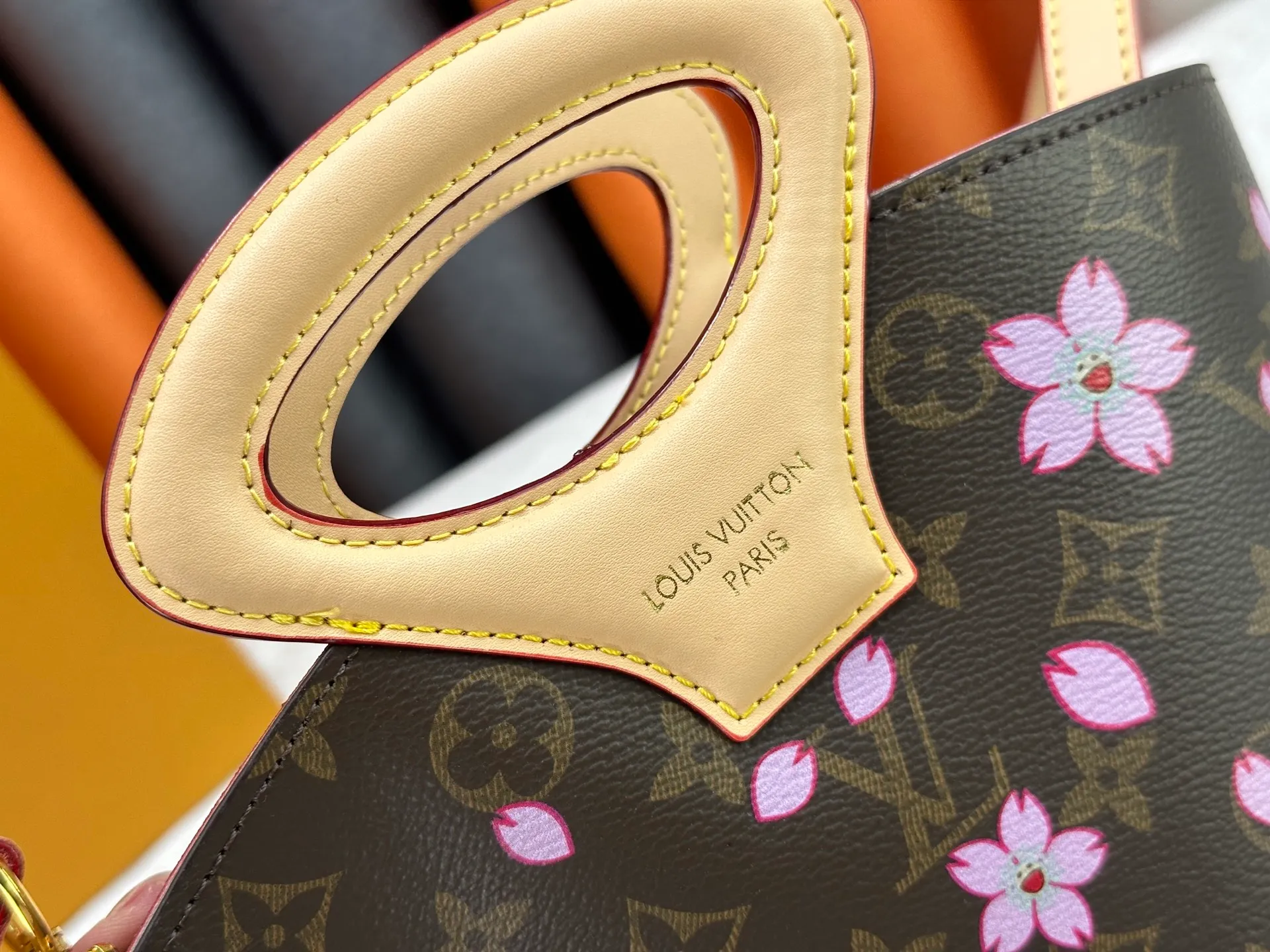 P260 Upgraded original M14680 This model Nicolas Ghesquière presented the Rivage BB handbag at the 2025 spring and summer show. It is cut out of Monogram canvas in a bucket shape and reinterprets the Noctambule handbag launched by Louis Vuitton in 1999. The trunk-style handles, LV-engraved padlock and leather luggage tag add classic elements, and the shoulder strap makes it easy to carry cross-body. Dimensions: 12.0 x 18.0 x 7.0 cm (length x height x width)