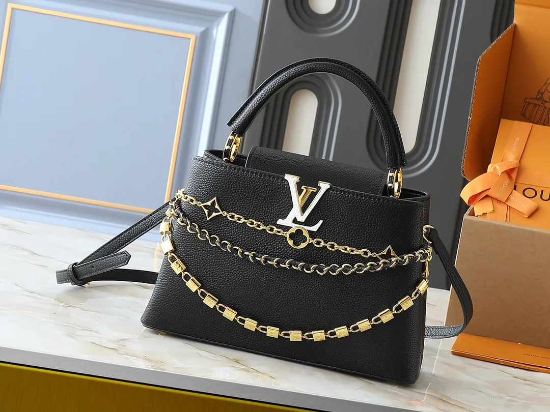 💰440💰Guangzhou goods Upgraded original M12345 M12346 M12279 M11908 M11906 This Capucines BB handbag is from the Trilogy series, using Taurillon cow leather and dazzling metal parts to convey elegant style. The gorgeous chain is embellished with a mini padlock and an enamel Monogram flower. The flap can be placed externally or internally to open multiple pockets. The sophisticated design allows for a variety of carrying experiences. Dimensions: 31.05 x 20.0 x 11.0 cm (length x height x width)