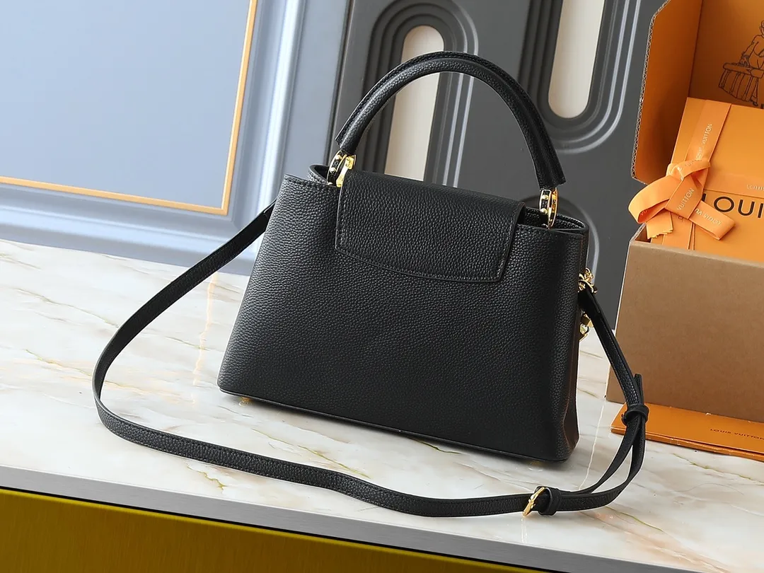 💰440💰Guangzhou goods Upgraded original M12345 M12346 M12279 M11908 M11906 This Capucines BB handbag is from the Trilogy series, using Taurillon cow leather and dazzling metal parts to convey elegant style. The gorgeous chain is embellished with a mini padlock and an enamel Monogram flower. The flap can be placed externally or internally to open multiple pockets. The sophisticated design allows for a variety of carrying experiences. Dimensions: 31.05 x 20.0 x 11.0 cm (length x height x width)