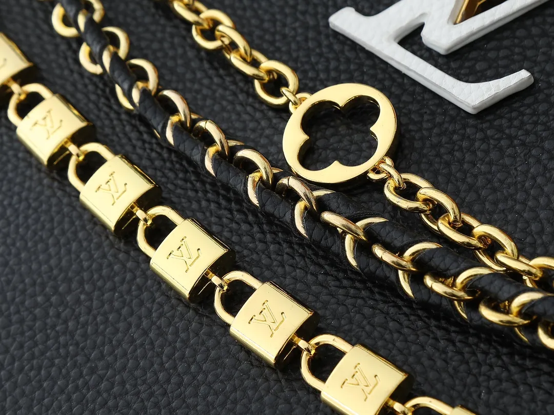💰440💰Guangzhou goods Upgraded original M12345 M12346 M12279 M11908 M11906 This Capucines BB handbag is from the Trilogy series, using Taurillon cow leather and dazzling metal parts to convey elegant style. The gorgeous chain is embellished with a mini padlock and an enamel Monogram flower. The flap can be placed externally or internally to open multiple pockets. The sophisticated design allows for a variety of carrying experiences. Dimensions: 31.05 x 20.0 x 11.0 cm (length x height x width)