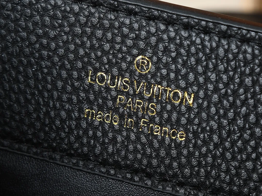 💰440💰Guangzhou goods Upgraded original M12345 M12346 M12279 M11908 M11906 This Capucines BB handbag is from the Trilogy series, using Taurillon cow leather and dazzling metal parts to convey elegant style. The gorgeous chain is embellished with a mini padlock and an enamel Monogram flower. The flap can be placed externally or internally to open multiple pockets. The sophisticated design allows for a variety of carrying experiences. Dimensions: 31.05 x 20.0 x 11.0 cm (length x height x width)