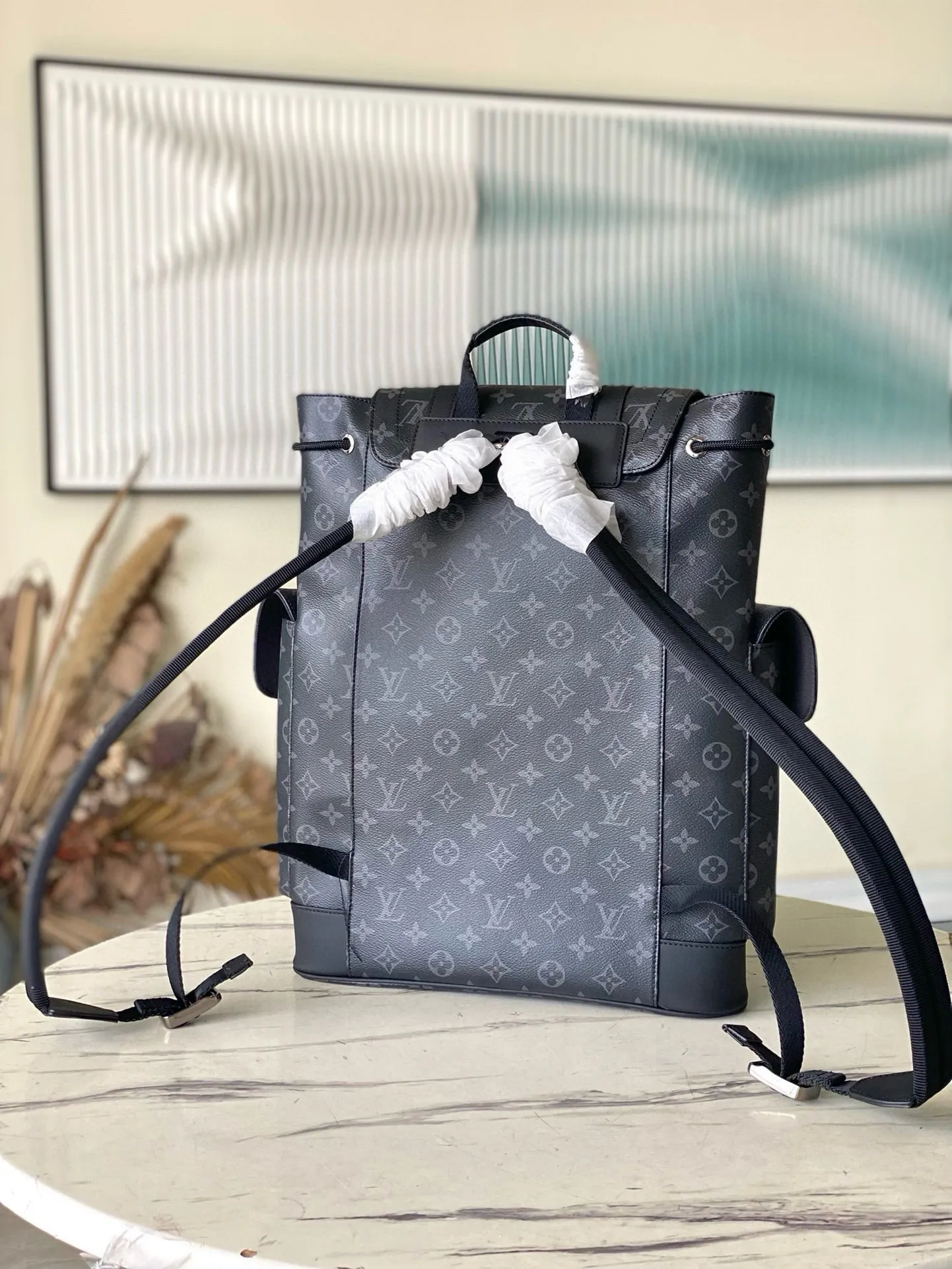 💰1000 Top Original M41379 Black Flower Medium Christopher Medium Backpack uses Monogram canvas to interpret the rugged and simple spirit of a hiking bag. Its unique style is suitable for both work and entertainment, highlighting a high-quality lifestyle. Dimensions: 38 x 44 x 21 cm