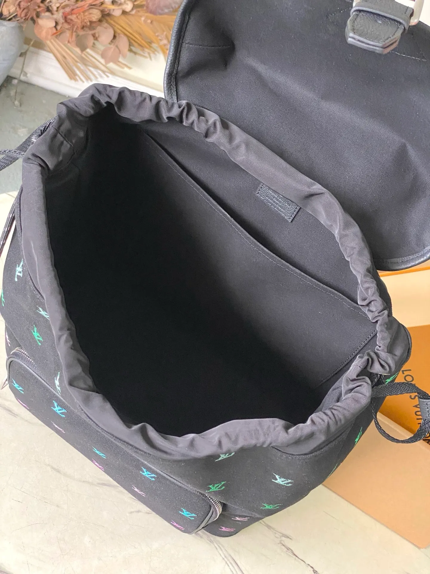 💰1220 (first-grain leather) top original item M14135 This Montsouris backpack is made of washed LV Blason denim, with dark tones to accentuate the gradient effect of the LV letters, showing Pharrel Williams’ creative ingenuity in translating graceful music into fashion language. The zippered front pocket provides easy access to everyday items, while the drawstring closure and magnetic laces provide ample space. Dimensions: 32 × 40 × 19 cm