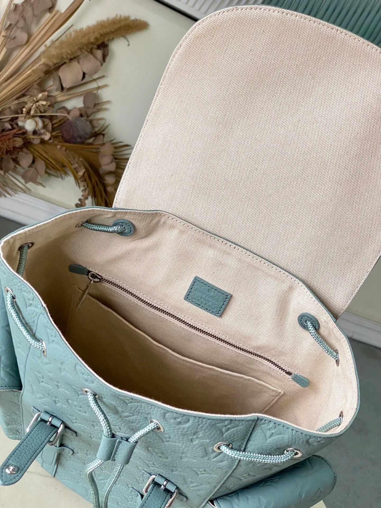 💰1540 (top-grain leather) top original order M13863 This Christopher medium backpack is made of grained Taurllon cow leather with Monogram pattern embossed, and it is closed with snap buttons and drawstrings for secure storage. The spacious interior has a tablet pocket, and the side pockets are designed with functionality in mind. Dimensions: 38 × 44 × 12.5 cm