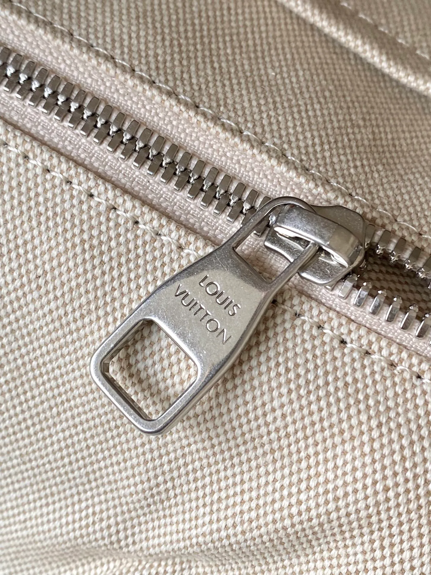 💰1540 (top-grain leather) top original order M13863 This Christopher medium backpack is made of grained Taurllon cow leather with Monogram pattern embossed, and it is closed with snap buttons and drawstrings for secure storage. The spacious interior has a tablet pocket, and the side pockets are designed with functionality in mind. Dimensions: 38 × 44 × 12.5 cm