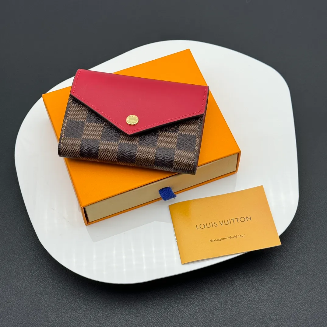 💰130 💎Upgraded original version🇫🇷 ZOÉ Wallet The Zoé wallet combines Damier Azur canvas and pastel leather to outline an envelope-like structure. The flip cover is decorated with gold Louis Vuitton snaps to welcome the coolness of summer. The compact design hides ample space, making it easy to store coins, banknotes and bank cards. It can also be placed in a pocket, handbag or clutch. Model: M60168 Dimensions: 9.5 x 7.5 x 3.0 cm (length x height x width).