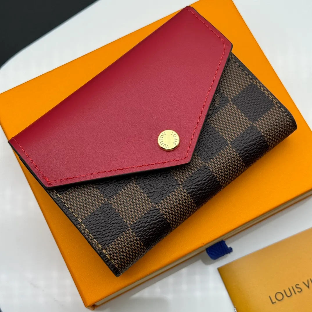 💰130 💎Upgraded original version🇫🇷 ZOÉ Wallet The Zoé wallet combines Damier Azur canvas and pastel leather to outline an envelope-like structure. The flip cover is decorated with gold Louis Vuitton snaps to welcome the coolness of summer. The compact design hides ample space, making it easy to store coins, banknotes and bank cards. It can also be placed in a pocket, handbag or clutch. Model: M60168 Dimensions: 9.5 x 7.5 x 3.0 cm (length x height x width).