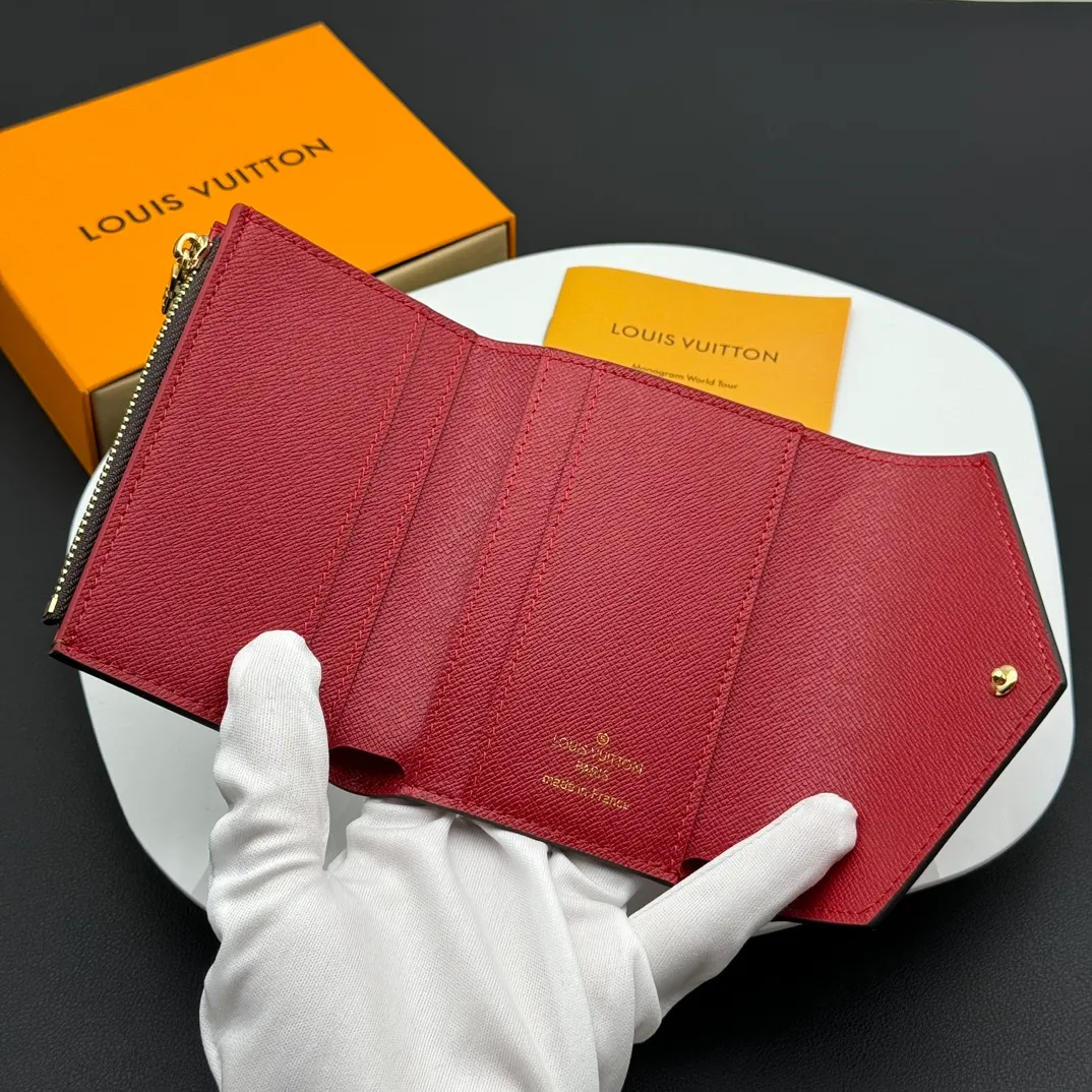 💰130 💎Upgraded original version🇫🇷 ZOÉ Wallet The Zoé wallet combines Damier Azur canvas and pastel leather to outline an envelope-like structure. The flip cover is decorated with gold Louis Vuitton snaps to welcome the coolness of summer. The compact design hides ample space, making it easy to store coins, banknotes and bank cards. It can also be placed in a pocket, handbag or clutch. Model: M60168 Dimensions: 9.5 x 7.5 x 3.0 cm (length x height x width).