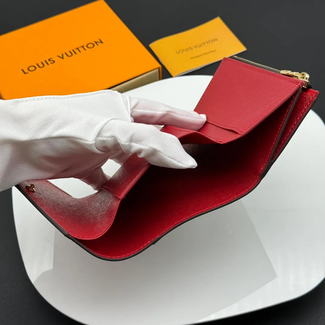 💰130 💎Upgraded original version🇫🇷 ZOÉ Wallet The Zoé wallet combines Damier Azur canvas and pastel leather to outline an envelope-like structure. The flip cover is decorated with gold Louis Vuitton snaps to welcome the coolness of summer. The compact design hides ample space, making it easy to store coins, banknotes and bank cards. It can also be placed in a pocket, handbag or clutch. Model: M60168 Dimensions: 9.5 x 7.5 x 3.0 cm (length x height x width).