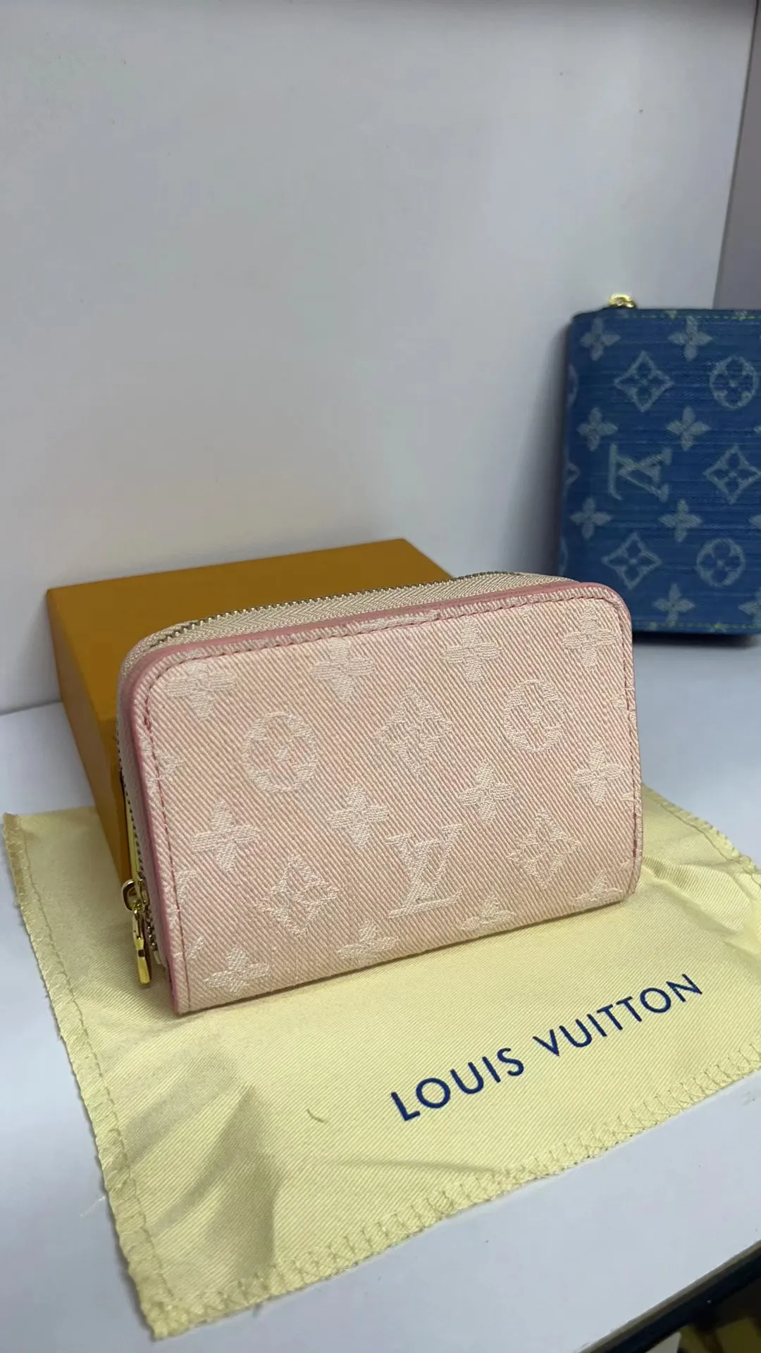 P150💰M83689 83160 This Cléa wallet is made of Monogram Empreinte soft grained cowhide, embellished with Louis Vuitton's iconic Monogram embossed pattern. It has a stylish design, is exquisite and compact but has a spacious capacity. It is equipped with an external patch pocket, zipper coin pocket, banknote compartment and six credit card slots.