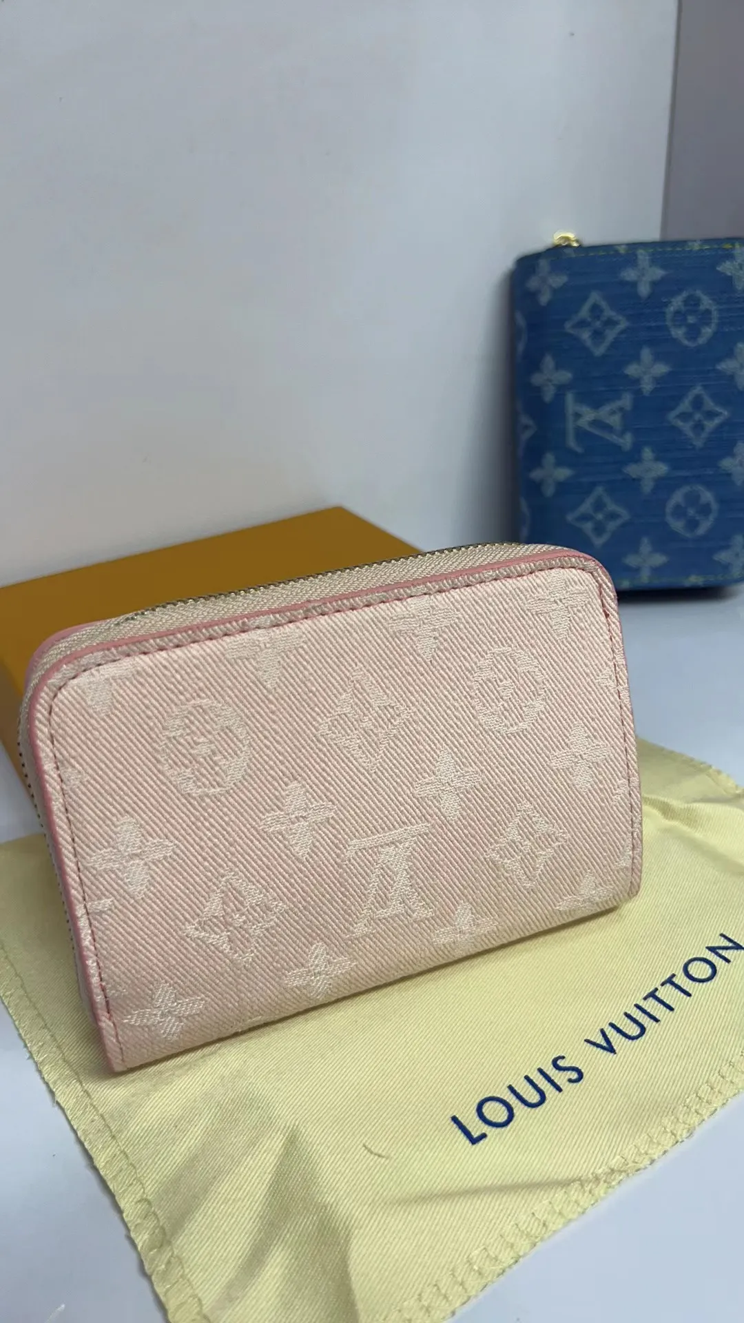 P150💰M83689 83160 This Cléa wallet is made of Monogram Empreinte soft grained cowhide, embellished with Louis Vuitton's iconic Monogram embossed pattern. It has a stylish design, is exquisite and compact but has a spacious capacity. It is equipped with an external patch pocket, zipper coin pocket, banknote compartment and six credit card slots.