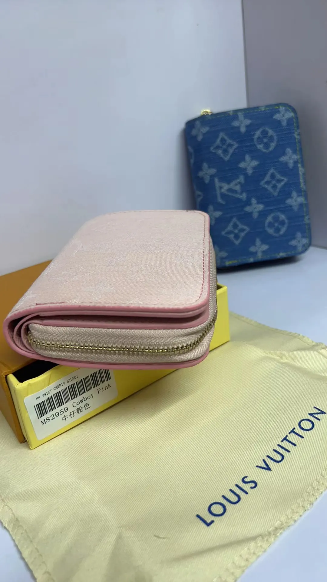 P150💰M83689 83160 This Cléa wallet is made of Monogram Empreinte soft grained cowhide, embellished with Louis Vuitton's iconic Monogram embossed pattern. It has a stylish design, is exquisite and compact but has a spacious capacity. It is equipped with an external patch pocket, zipper coin pocket, banknote compartment and six credit card slots.