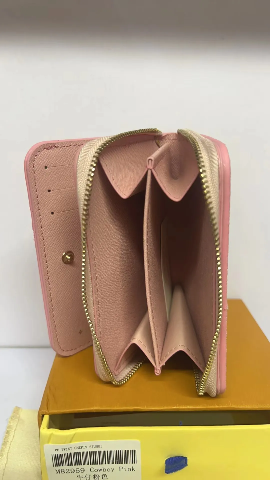 P150💰M83689 83160 This Cléa wallet is made of Monogram Empreinte soft grained cowhide, embellished with Louis Vuitton's iconic Monogram embossed pattern. It has a stylish design, is exquisite and compact but has a spacious capacity. It is equipped with an external patch pocket, zipper coin pocket, banknote compartment and six credit card slots.