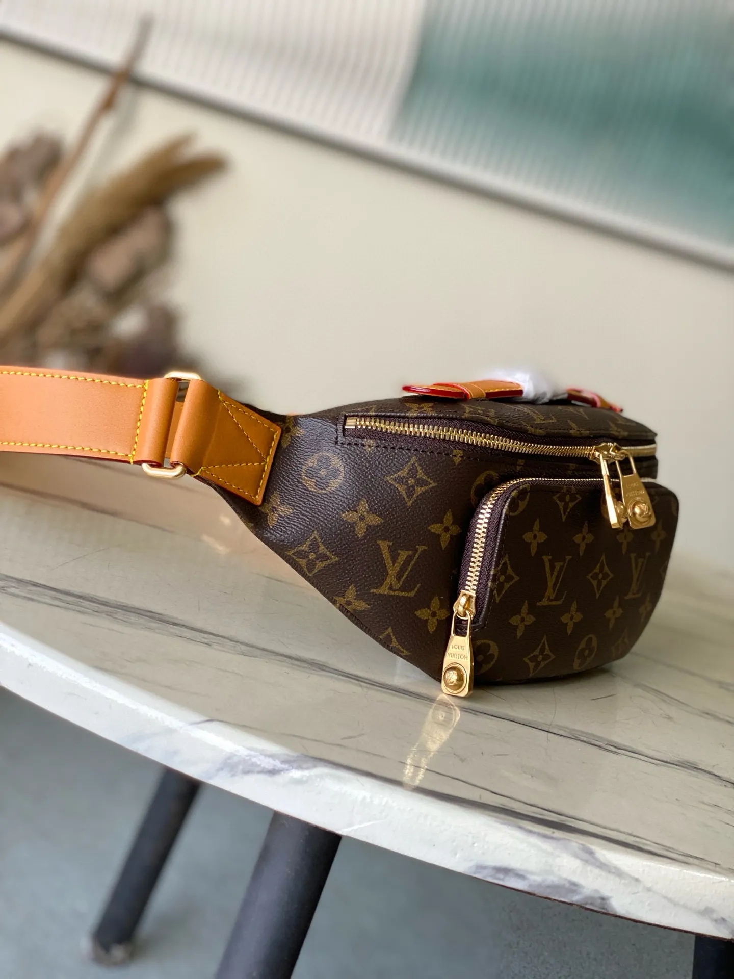 💰1040 Top Original M14019 This Rush waist bag is made of soft Monogram canvas, combining functional considerations with trendy style. A beaded zipper pull opens the zippered front pocket to securely store your phone, keys and cards. A zippered main compartment provides shelter for daily essentials, while an adjustable strap and top leather handle add carrying options. Dimensions: 30 × 15 × 8 cm