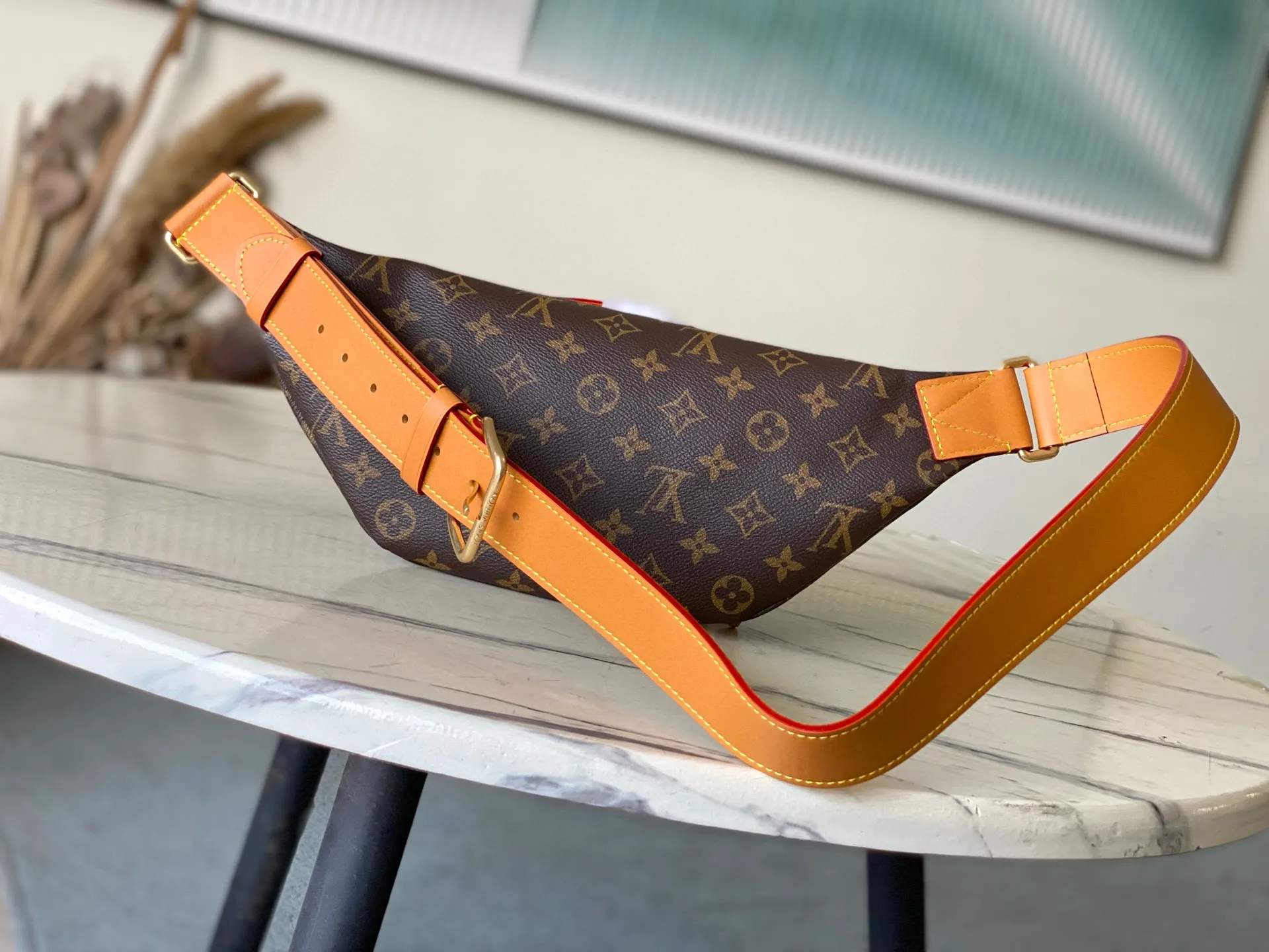 💰1040 Top Original M14019 This Rush waist bag is made of soft Monogram canvas, combining functional considerations with trendy style. A beaded zipper pull opens the zippered front pocket to securely store your phone, keys and cards. A zippered main compartment provides shelter for daily essentials, while an adjustable strap and top leather handle add carrying options. Dimensions: 30 × 15 × 8 cm