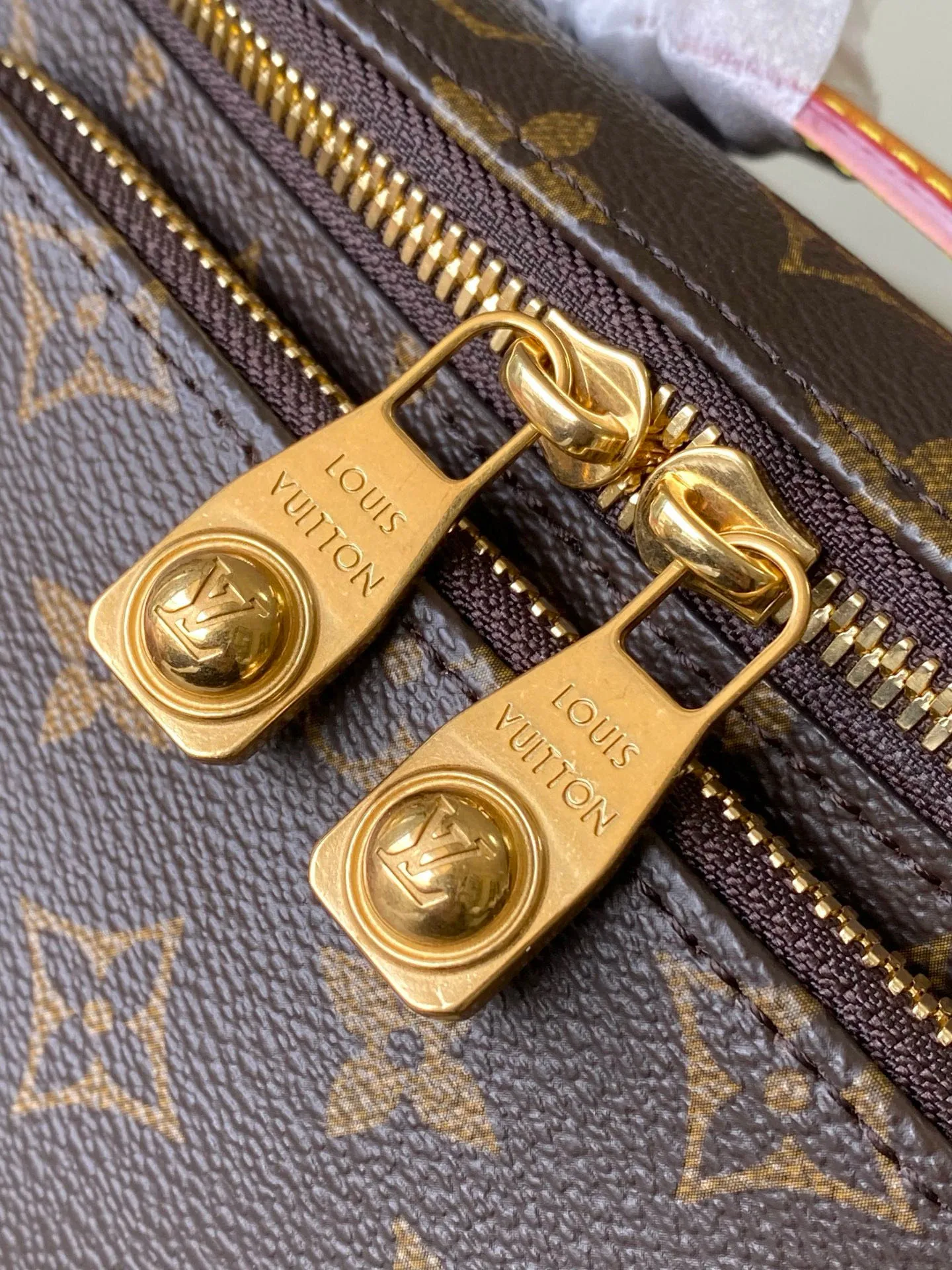 💰1040 Top Original M14019 This Rush waist bag is made of soft Monogram canvas, combining functional considerations with trendy style. A beaded zipper pull opens the zippered front pocket to securely store your phone, keys and cards. A zippered main compartment provides shelter for daily essentials, while an adjustable strap and top leather handle add carrying options. Dimensions: 30 × 15 × 8 cm