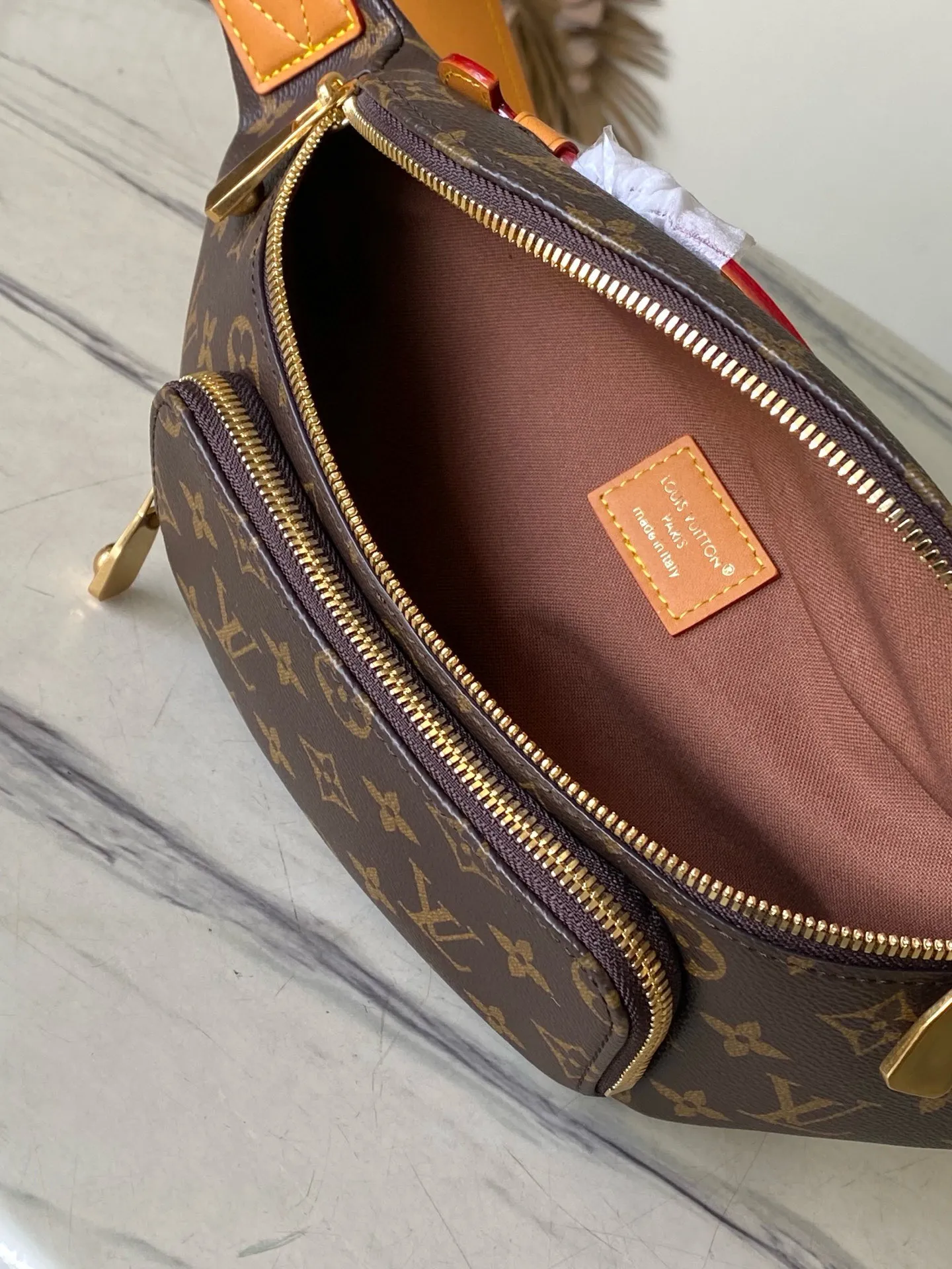 💰1040 Top Original M14019 This Rush waist bag is made of soft Monogram canvas, combining functional considerations with trendy style. A beaded zipper pull opens the zippered front pocket to securely store your phone, keys and cards. A zippered main compartment provides shelter for daily essentials, while an adjustable strap and top leather handle add carrying options. Dimensions: 30 × 15 × 8 cm