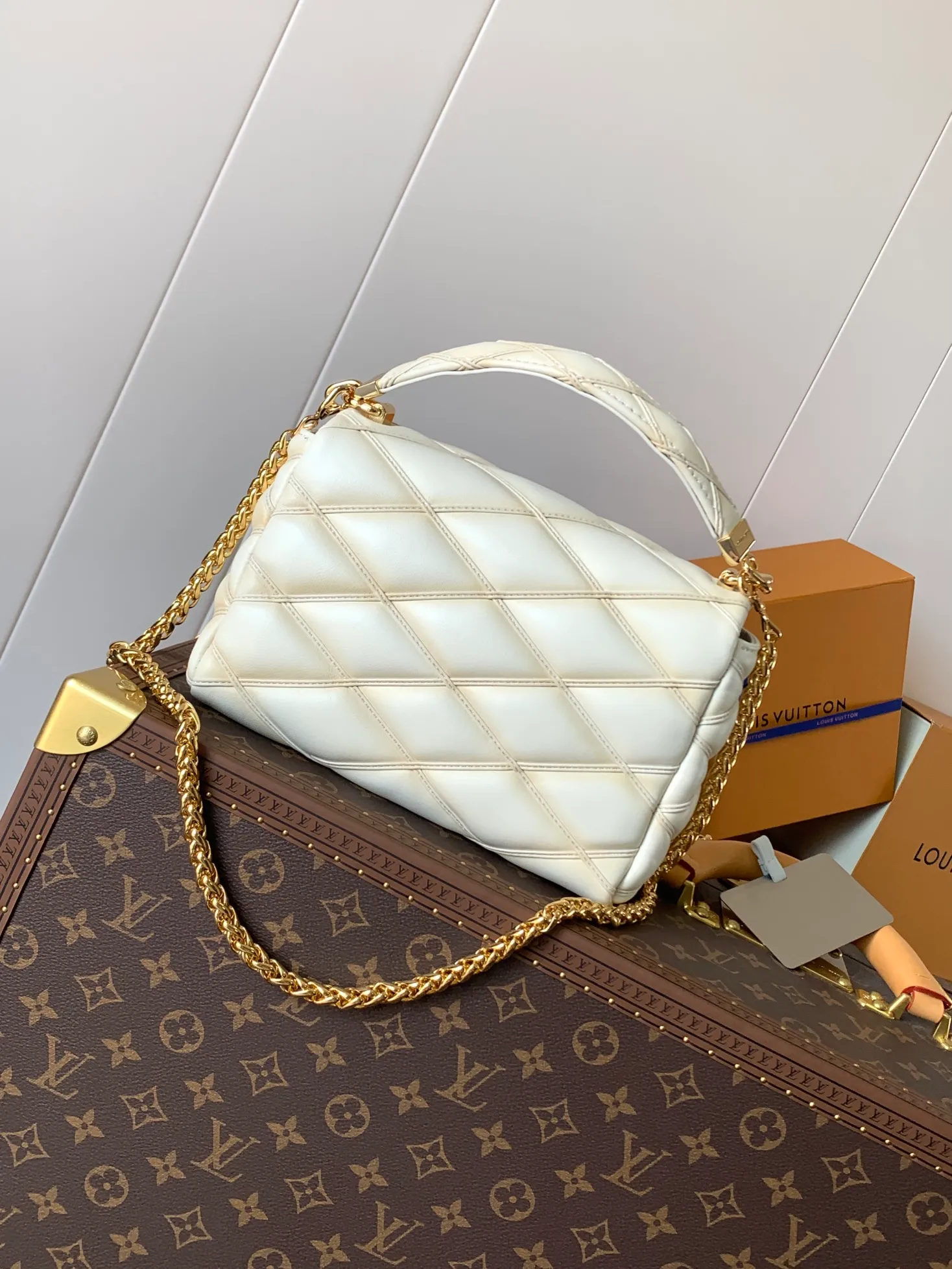 💰1280 (top layer leather) top original order, code changing chip M23045 dark gray M22891 beige M23601 brown M22891 black M12338 vanilla M24465 pink gradient M23682 dark blue M12434 blue gradient M22891 blue and white checkered M22891 red and white checkered M25107 silver M22891 patent leather M22892 black pink gradient M24186 light blue gradient M24465 nude pink gradient M12567 burgundy M11374 black hardware M12332 light coffee color M22890 white leather with black stripes Top original custom leather ~ colors are being updated continuously! This medium GO-14 bag is crafted from rich sheepskin leather with a quilted pattern that pays homage to the brand's traditional luggage designs. The Twist lock makes a striking statement, and the top handle can be carried by hand alone, or it can be transformed into a leather shoulder pad on the sliding chain strap for comfortable shoulder or cross-body wear. Dimensions: 23 x 16 x 10cm