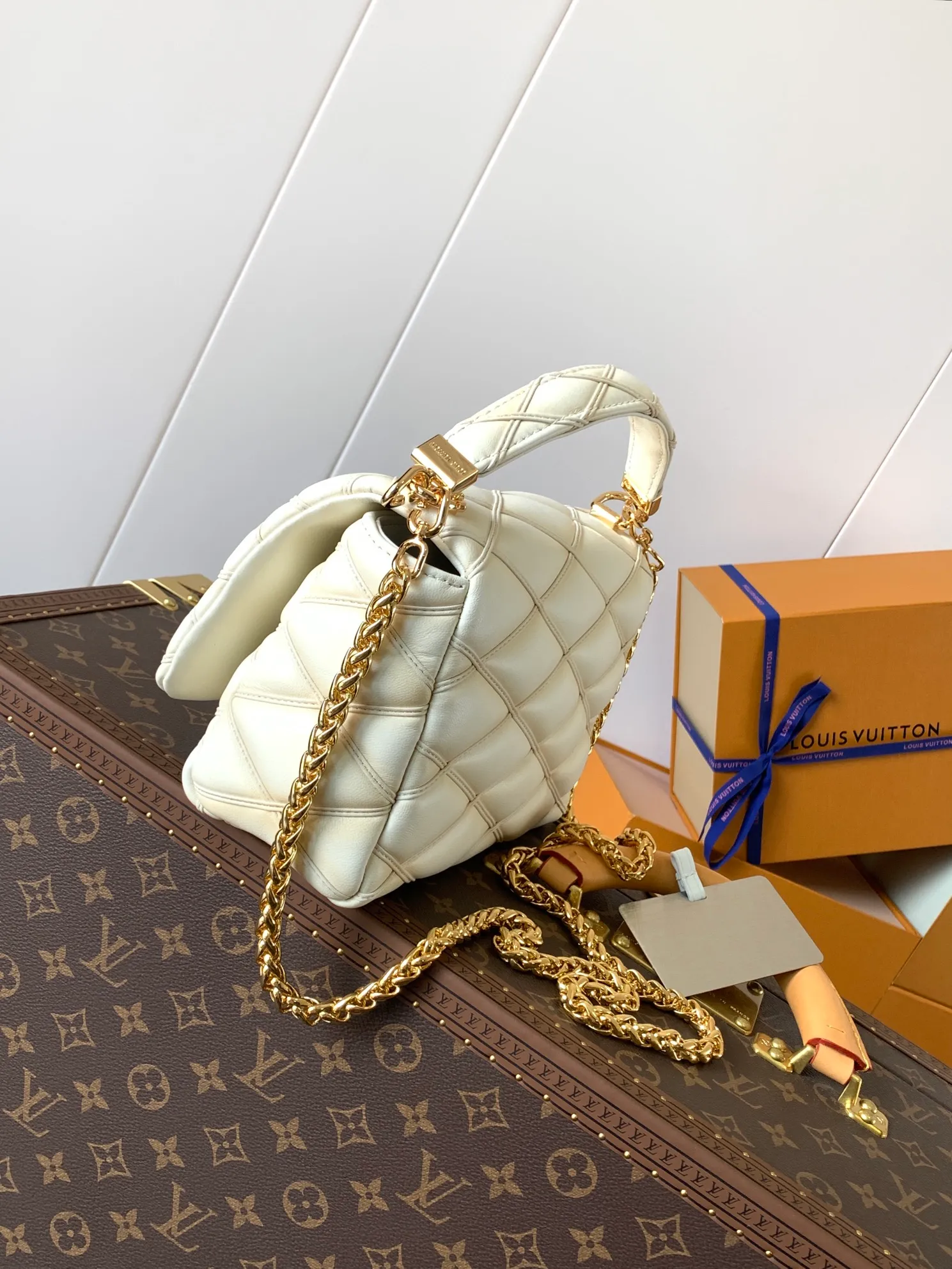 💰1280 (top layer leather) top original order, code changing chip M23045 dark gray M22891 beige M23601 brown M22891 black M12338 vanilla M24465 pink gradient M23682 dark blue M12434 blue gradient M22891 blue and white checkered M22891 red and white checkered M25107 silver M22891 patent leather M22892 black pink gradient M24186 light blue gradient M24465 nude pink gradient M12567 burgundy M11374 black hardware M12332 light coffee color M22890 white leather with black stripes Top original custom leather ~ colors are being updated continuously! This medium GO-14 bag is crafted from rich sheepskin leather with a quilted pattern that pays homage to the brand's traditional luggage designs. The Twist lock makes a striking statement, and the top handle can be carried by hand alone, or it can be transformed into a leather shoulder pad on the sliding chain strap for comfortable shoulder or cross-body wear. Dimensions: 23 x 16 x 10cm