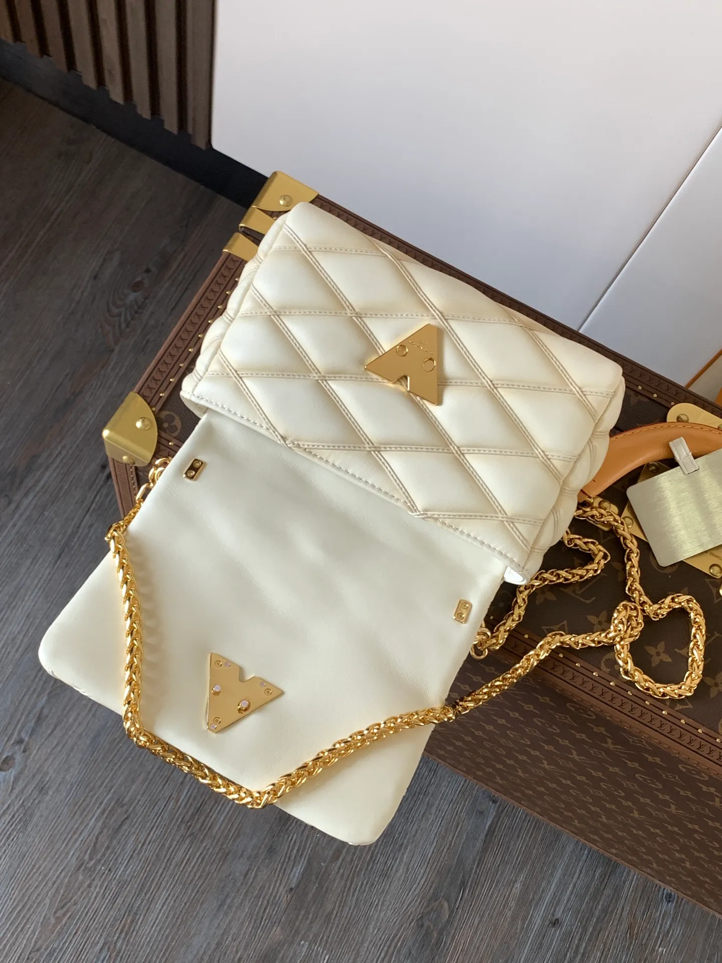💰1280 (top layer leather) top original order, code changing chip M23045 dark gray M22891 beige M23601 brown M22891 black M12338 vanilla M24465 pink gradient M23682 dark blue M12434 blue gradient M22891 blue and white checkered M22891 red and white checkered M25107 silver M22891 patent leather M22892 black pink gradient M24186 light blue gradient M24465 nude pink gradient M12567 burgundy M11374 black hardware M12332 light coffee color M22890 white leather with black stripes Top original custom leather ~ colors are being updated continuously! This medium GO-14 bag is crafted from rich sheepskin leather with a quilted pattern that pays homage to the brand's traditional luggage designs. The Twist lock makes a striking statement, and the top handle can be carried by hand alone, or it can be transformed into a leather shoulder pad on the sliding chain strap for comfortable shoulder or cross-body wear. Dimensions: 23 x 16 x 10cm