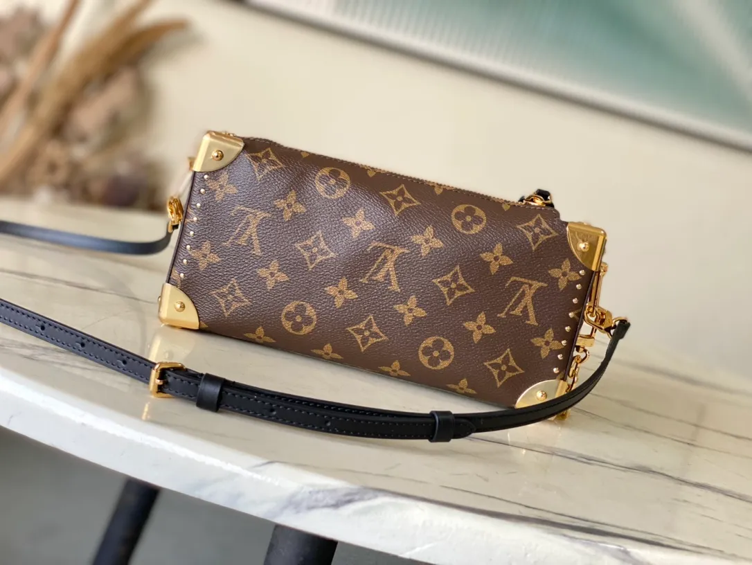 💰1040 (steel hardware) top original order M13147 SlimTrunk handbag made an elegant appearance at the 2025 Cruise early spring show, adding a new member to the classic Trunk handbag series. Monogram canvas, Monogram Reverse canvas and smooth calfskin trim are cleverly blended to highlight Nicolas Ghesquiere’s signature brushwork, while the S-lock buckle and metal rivets pay tribute to the long tradition of the Trunk series. Dimensions: 23 × 12 × 4cm