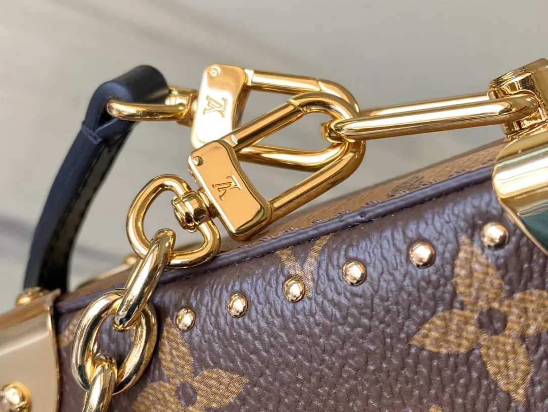 💰1040 (steel hardware) top original order M13147 SlimTrunk handbag made an elegant appearance at the 2025 Cruise early spring show, adding a new member to the classic Trunk handbag series. Monogram canvas, Monogram Reverse canvas and smooth calfskin trim are cleverly blended to highlight Nicolas Ghesquiere’s signature brushwork, while the S-lock buckle and metal rivets pay tribute to the long tradition of the Trunk series. Dimensions: 23 × 12 × 4cm