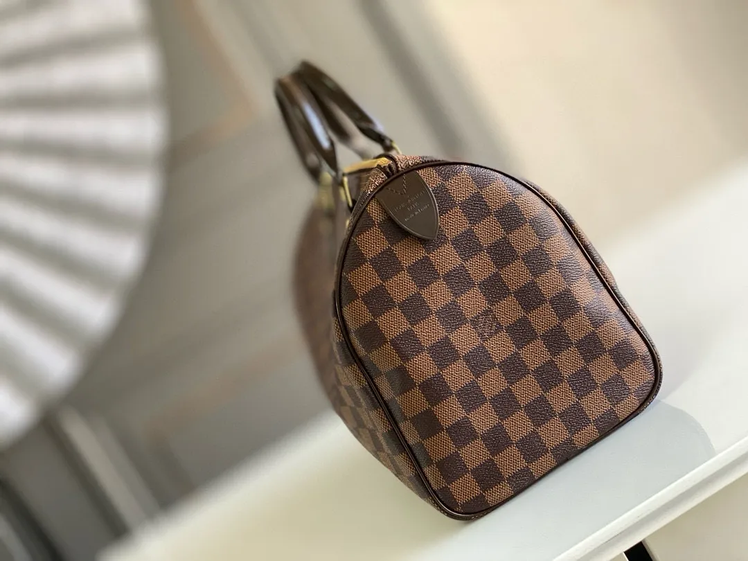 💰760 (strapless model) top original N41364 SPEEDY 30 handbag. Launched in 1930, the Speedy handbag was inspired by the travel revolution at that time and fully displays Louis Vuitton's iconic design style. This uniquely designed and ideal urban handbag is a stylish choice for urban girls. The Speedy 30 bag in Monogram canvas is as elegant as it is practical and durable. Detailed features 30 x 21 x 17 cm (Length x Height x Width) Shiny gold-tone brass hardware Fabric lining Leather trim Handles: Double handle