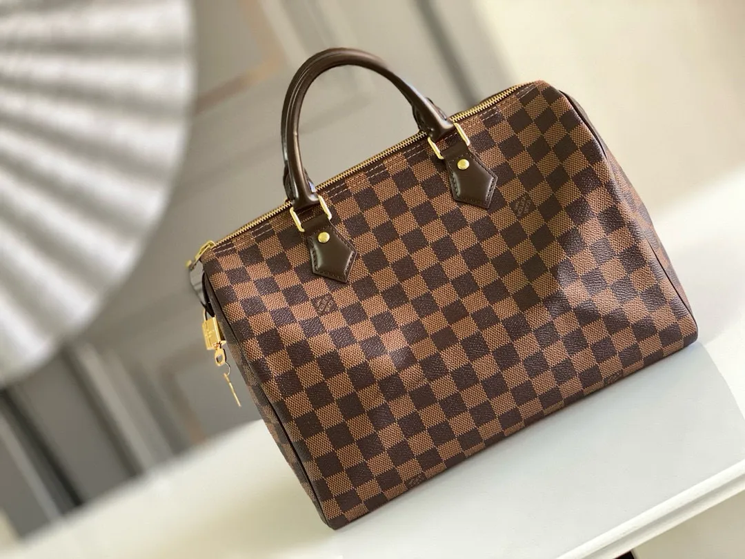 💰760 (strapless model) top original N41364 SPEEDY 30 handbag. Launched in 1930, the Speedy handbag was inspired by the travel revolution at that time and fully displays Louis Vuitton's iconic design style. This uniquely designed and ideal urban handbag is a stylish choice for urban girls. The Speedy 30 bag in Monogram canvas is as elegant as it is practical and durable. Detailed features 30 x 21 x 17 cm (Length x Height x Width) Shiny gold-tone brass hardware Fabric lining Leather trim Handles: Double handle