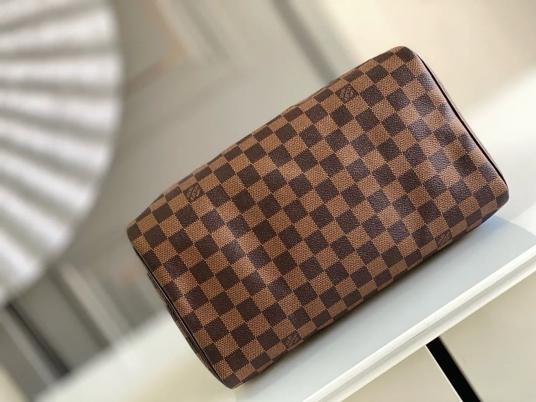 💰760 (strapless model) top original N41364 SPEEDY 30 handbag. Launched in 1930, the Speedy handbag was inspired by the travel revolution at that time and fully displays Louis Vuitton's iconic design style. This uniquely designed and ideal urban handbag is a stylish choice for urban girls. The Speedy 30 bag in Monogram canvas is as elegant as it is practical and durable. Detailed features 30 x 21 x 17 cm (Length x Height x Width) Shiny gold-tone brass hardware Fabric lining Leather trim Handles: Double handle