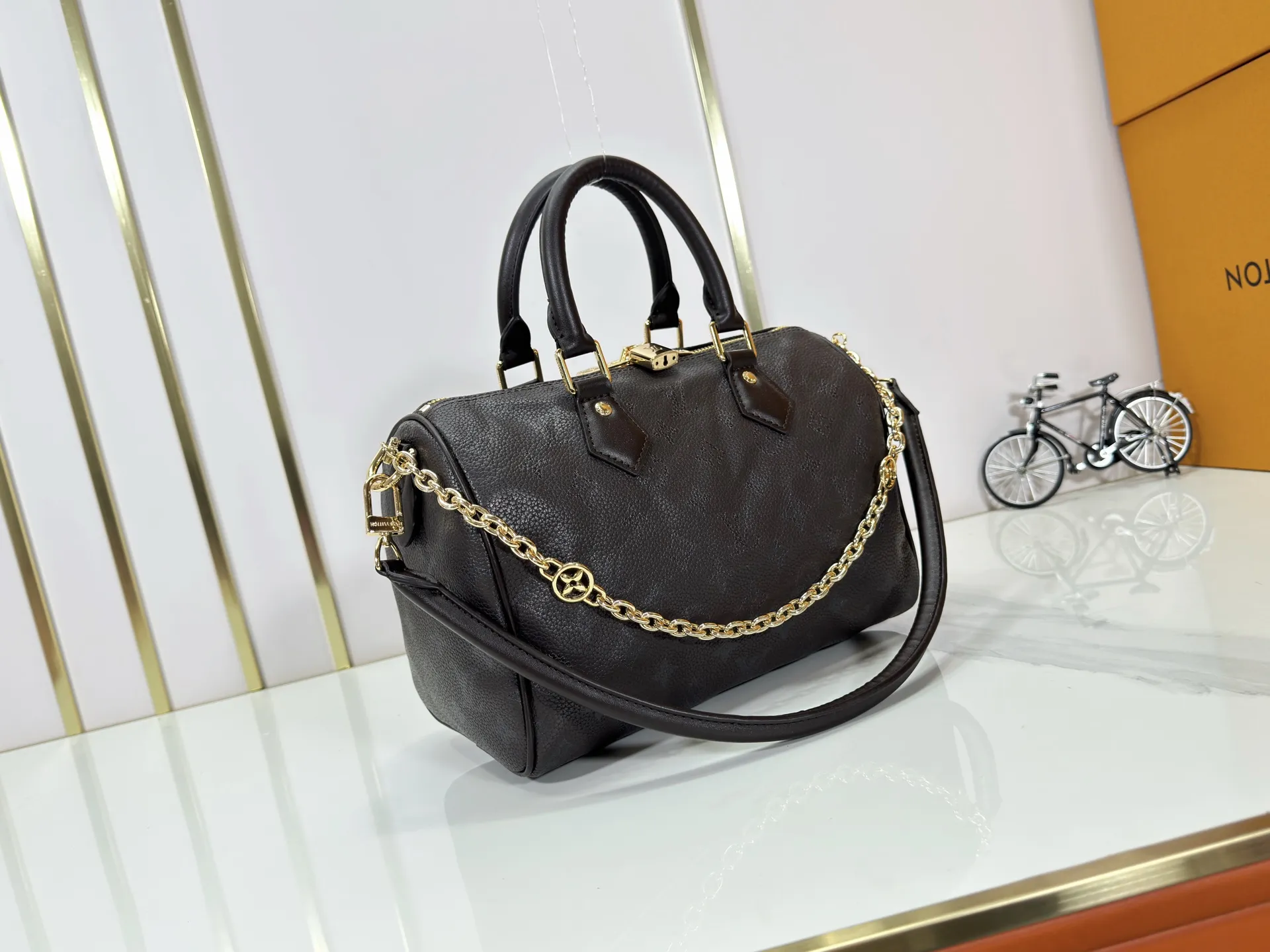 P260 Upgraded original M47186 M11323 M40390 This Speedy Soft 25 handbag renews the classic design of the Speedy handbag, using Monogram Empreinte leather and suede cowhide lining to create a light and soft structure. Whether carried by hand, cross-body or shoulder, you can create a trendy look. Dimensions: 25x19x15 cm