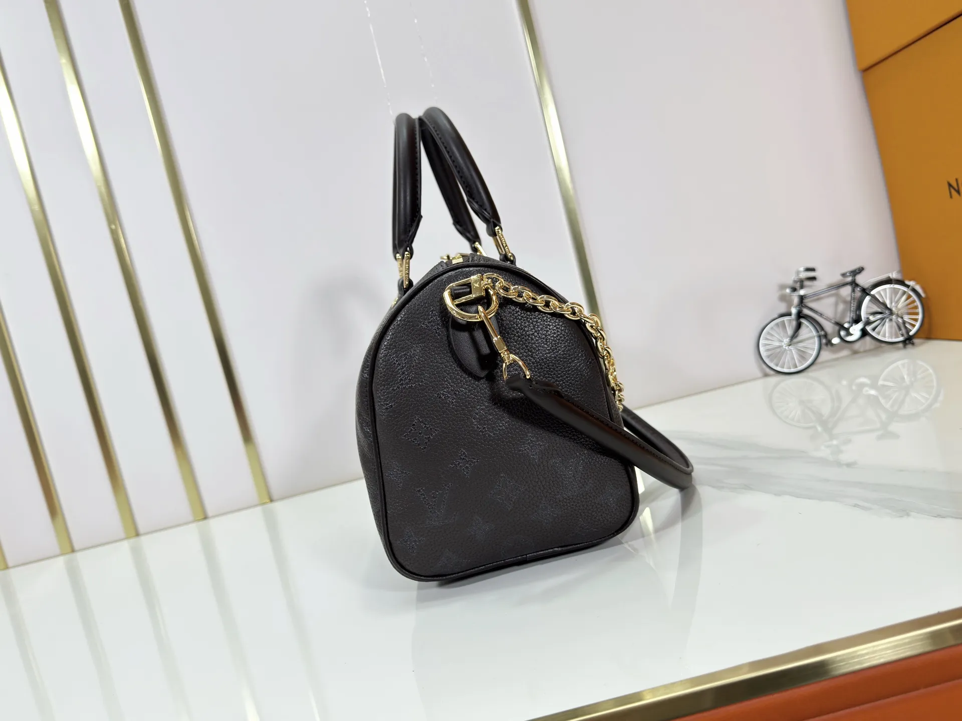 P260 Upgraded original M47186 M11323 M40390 This Speedy Soft 25 handbag renews the classic design of the Speedy handbag, using Monogram Empreinte leather and suede cowhide lining to create a light and soft structure. Whether carried by hand, cross-body or shoulder, you can create a trendy look. Dimensions: 25x19x15 cm