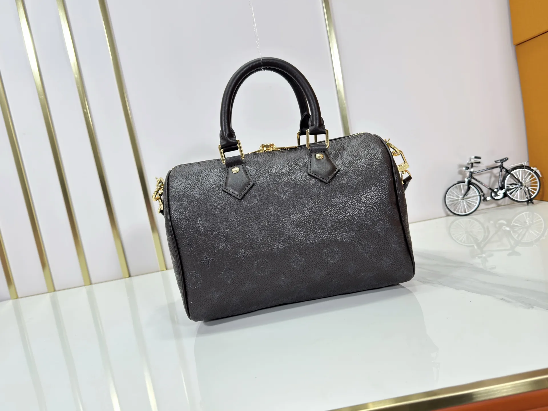 P260 Upgraded original M47186 M11323 M40390 This Speedy Soft 25 handbag renews the classic design of the Speedy handbag, using Monogram Empreinte leather and suede cowhide lining to create a light and soft structure. Whether carried by hand, cross-body or shoulder, you can create a trendy look. Dimensions: 25x19x15 cm