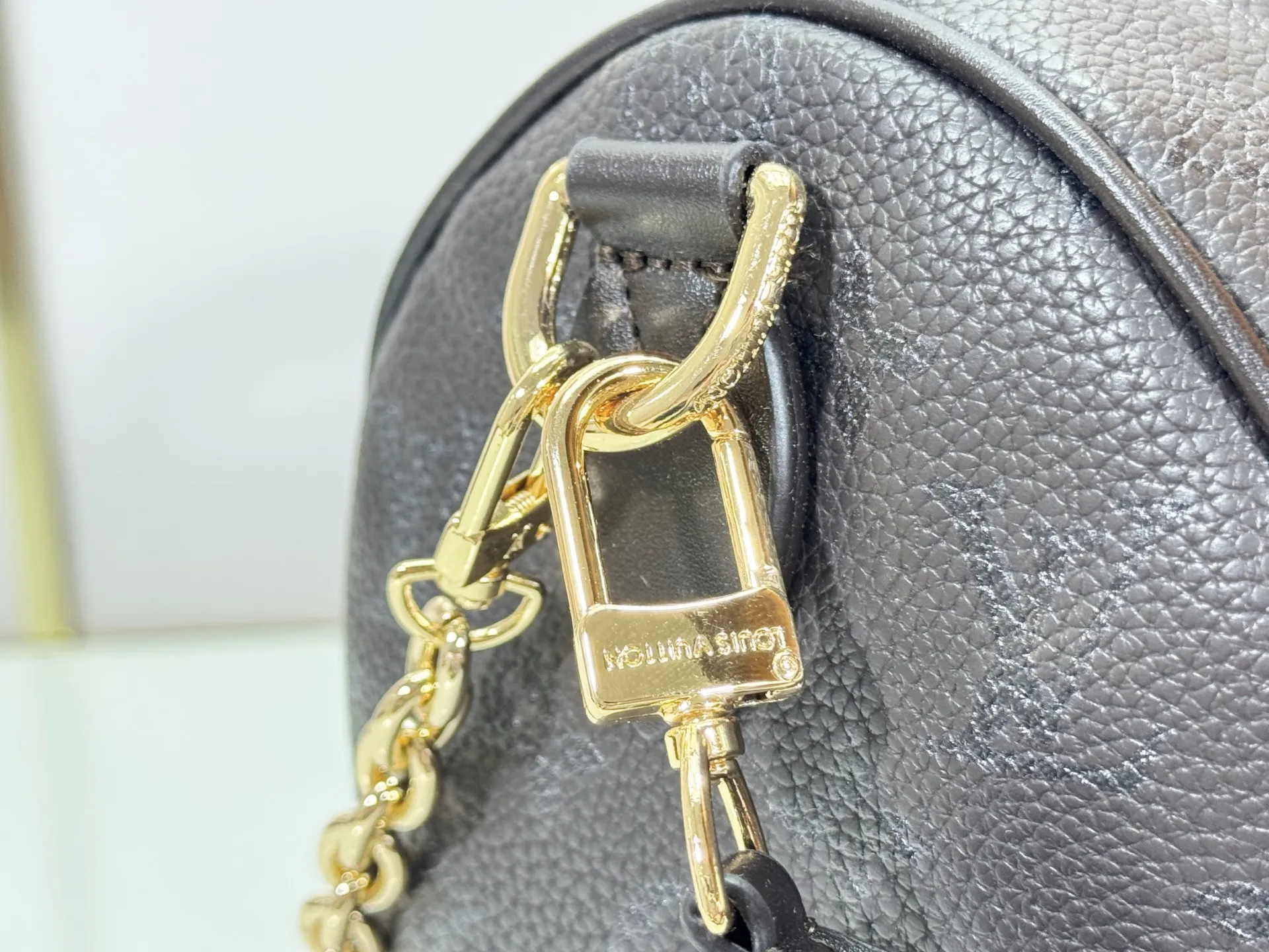 P260 Upgraded original M47186 M11323 M40390 This Speedy Soft 25 handbag renews the classic design of the Speedy handbag, using Monogram Empreinte leather and suede cowhide lining to create a light and soft structure. Whether carried by hand, cross-body or shoulder, you can create a trendy look. Dimensions: 25x19x15 cm
