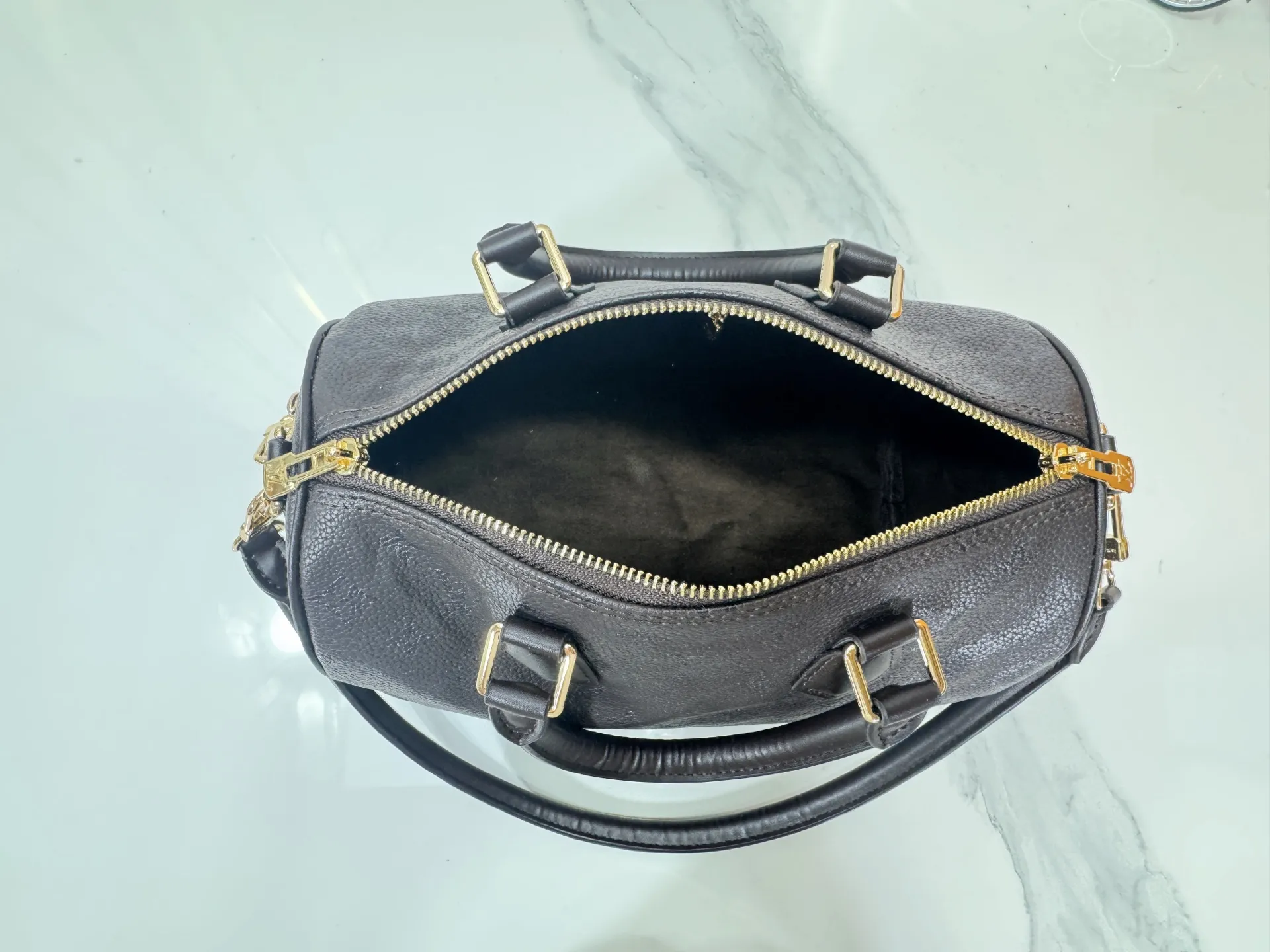 P260 Upgraded original M47186 M11323 M40390 This Speedy Soft 25 handbag renews the classic design of the Speedy handbag, using Monogram Empreinte leather and suede cowhide lining to create a light and soft structure. Whether carried by hand, cross-body or shoulder, you can create a trendy look. Dimensions: 25x19x15 cm