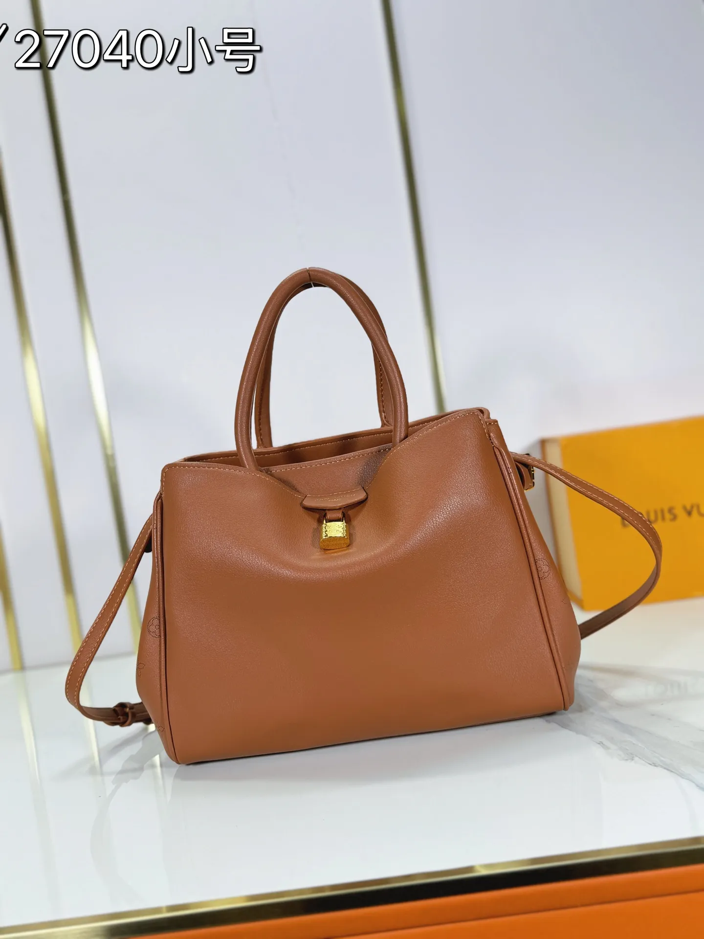 P320 Upgraded from the original M26501 M26502 M27040 M26338 This Vendôme small handbag uses soft cow leather to reveal a silky satin luster, and is equipped with a dazzling padlock with a subtle engraved Monogram pattern, making it a trendy daily choice that combines classic charm with modern style. Adjustable side straps expand the interior, and the large zippered pocket is secured to the body with hooks. Dimensions: 28.5 x 22 x 14.5 (cm) ((length x height x width)