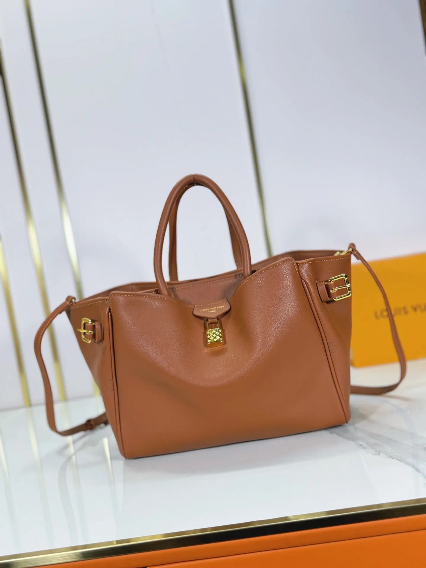 P320 Upgraded from the original M26501 M26502 M27040 M26338 This Vendôme small handbag uses soft cow leather to reveal a silky satin luster, and is equipped with a dazzling padlock with a subtle engraved Monogram pattern, making it a trendy daily choice that combines classic charm with modern style. Adjustable side straps expand the interior, and the large zippered pocket is secured to the body with hooks. Dimensions: 28.5 x 22 x 14.5 (cm) ((length x height x width)
