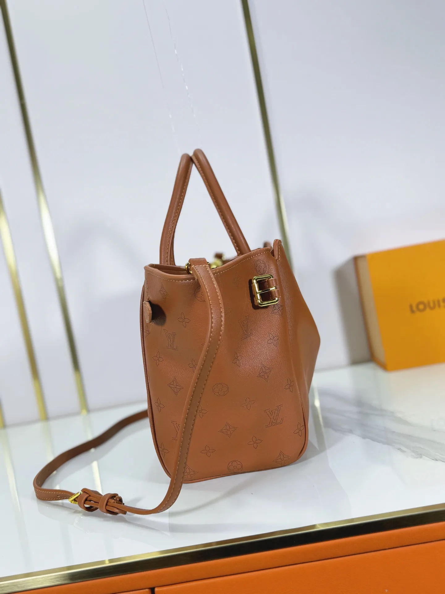 P320 Upgraded from the original M26501 M26502 M27040 M26338 This Vendôme small handbag uses soft cow leather to reveal a silky satin luster, and is equipped with a dazzling padlock with a subtle engraved Monogram pattern, making it a trendy daily choice that combines classic charm with modern style. Adjustable side straps expand the interior, and the large zippered pocket is secured to the body with hooks. Dimensions: 28.5 x 22 x 14.5 (cm) ((length x height x width)