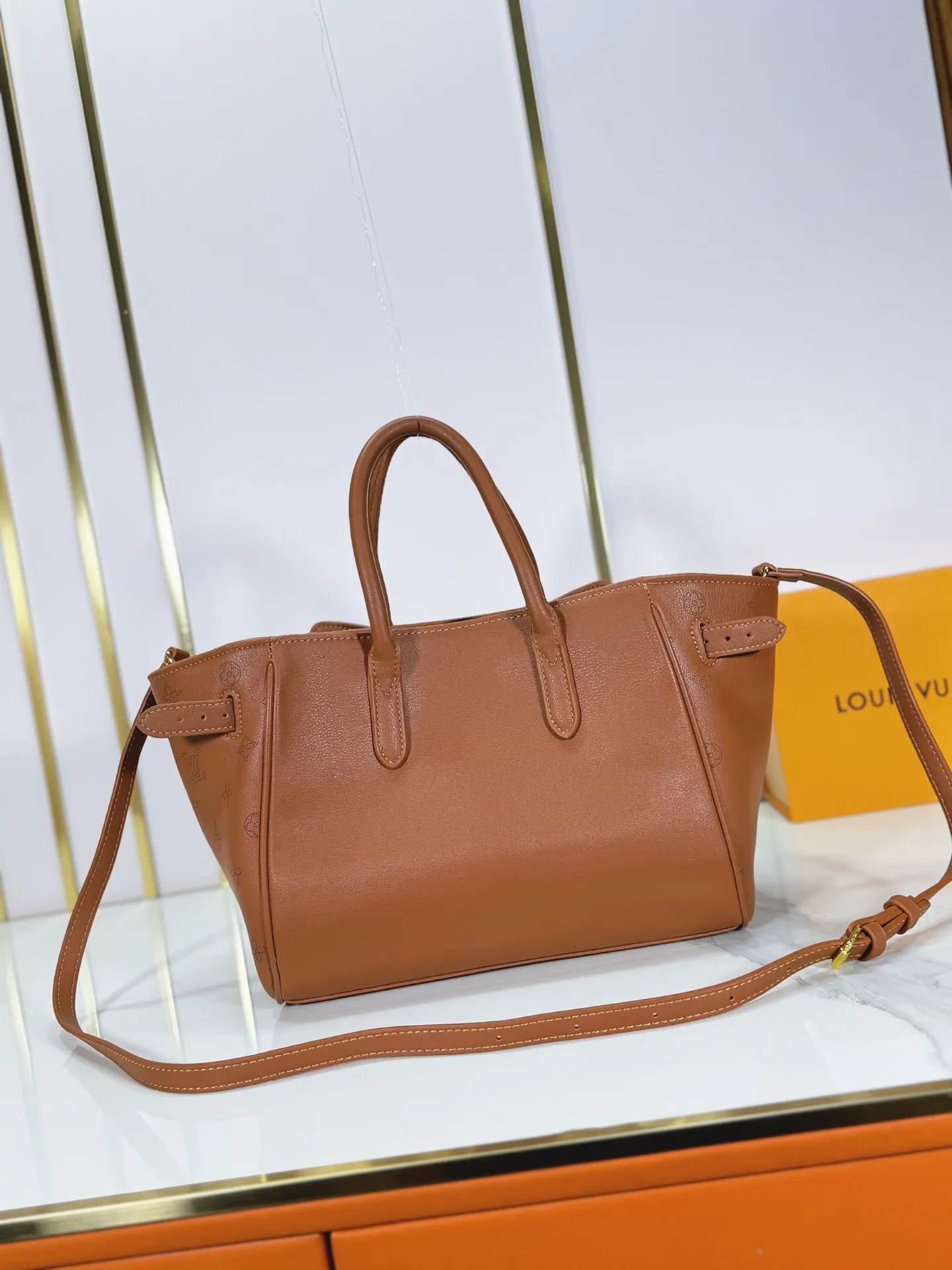 P320 Upgraded from the original M26501 M26502 M27040 M26338 This Vendôme small handbag uses soft cow leather to reveal a silky satin luster, and is equipped with a dazzling padlock with a subtle engraved Monogram pattern, making it a trendy daily choice that combines classic charm with modern style. Adjustable side straps expand the interior, and the large zippered pocket is secured to the body with hooks. Dimensions: 28.5 x 22 x 14.5 (cm) ((length x height x width)