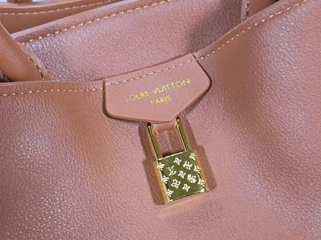 P320 Upgraded from the original M26501 M26502 M27040 M26338 This Vendôme small handbag uses soft cow leather to reveal a silky satin luster, and is equipped with a dazzling padlock with a subtle engraved Monogram pattern, making it a trendy daily choice that combines classic charm with modern style. Adjustable side straps expand the interior, and the large zippered pocket is secured to the body with hooks. Dimensions: 28.5 x 22 x 14.5 (cm) ((length x height x width)