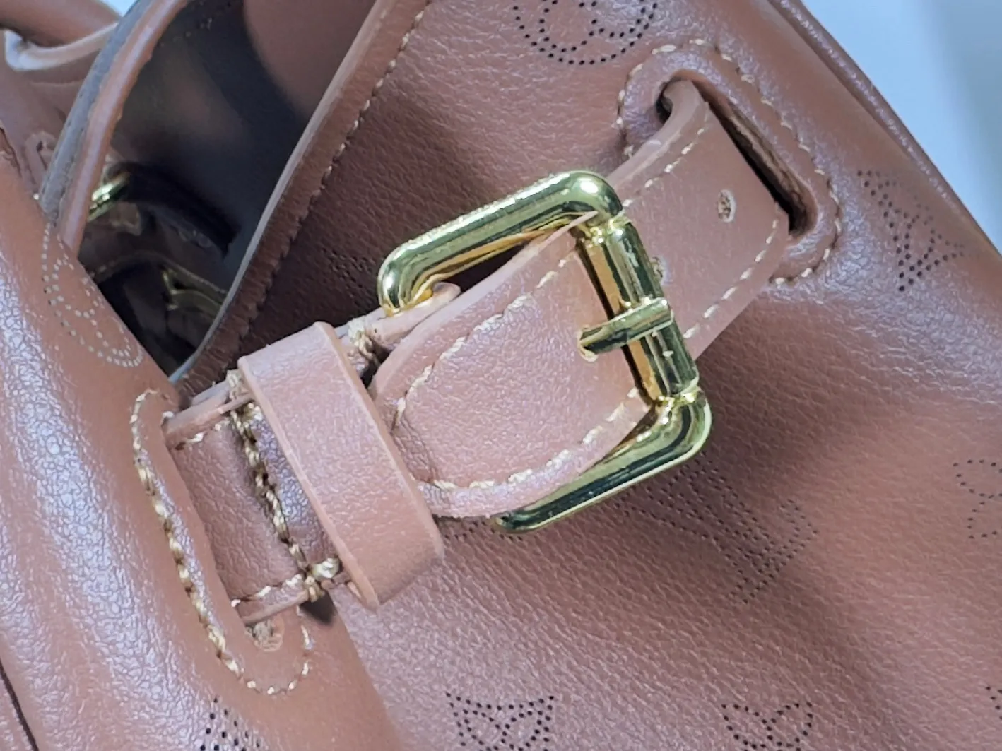 P320 Upgraded from the original M26501 M26502 M27040 M26338 This Vendôme small handbag uses soft cow leather to reveal a silky satin luster, and is equipped with a dazzling padlock with a subtle engraved Monogram pattern, making it a trendy daily choice that combines classic charm with modern style. Adjustable side straps expand the interior, and the large zippered pocket is secured to the body with hooks. Dimensions: 28.5 x 22 x 14.5 (cm) ((length x height x width)