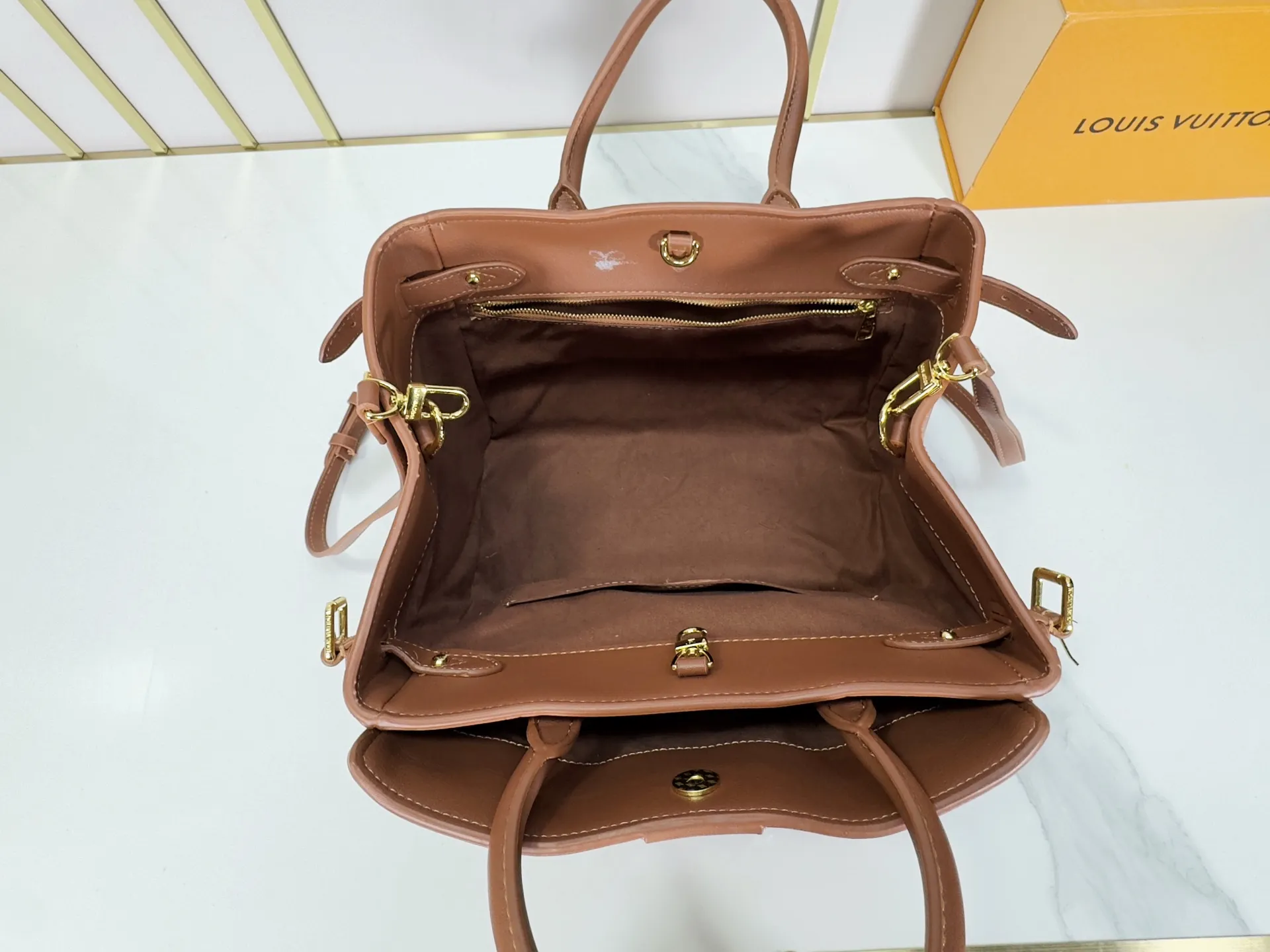 P320 Upgraded from the original M26501 M26502 M27040 M26338 This Vendôme small handbag uses soft cow leather to reveal a silky satin luster, and is equipped with a dazzling padlock with a subtle engraved Monogram pattern, making it a trendy daily choice that combines classic charm with modern style. Adjustable side straps expand the interior, and the large zippered pocket is secured to the body with hooks. Dimensions: 28.5 x 22 x 14.5 (cm) ((length x height x width)