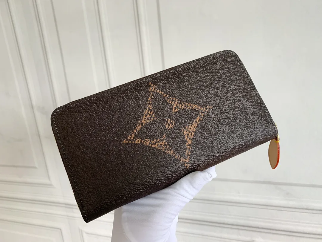 💰130 💎M60017 Brown painted ZIppy zipper wallet Printed canvas version zipper coin purse, the large LV letters and Monogram floral pattern are particularly eye-catching. The compact zipper wallet is one of the classic designs. This wallet can hold banknotes, credit cards, small change, IDs, etc. Size 19x10cm.