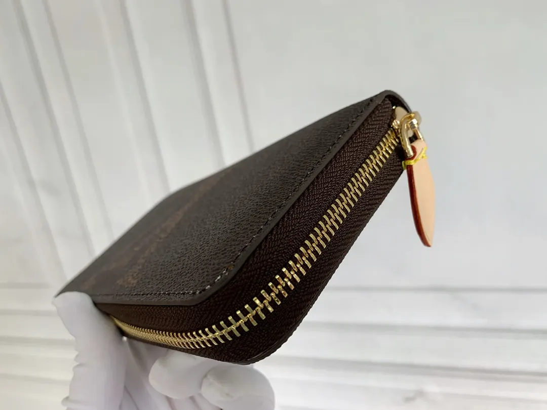💰130 💎M60017 Brown painted ZIppy zipper wallet Printed canvas version zipper coin purse, the large LV letters and Monogram floral pattern are particularly eye-catching. The compact zipper wallet is one of the classic designs. This wallet can hold banknotes, credit cards, small change, IDs, etc. Size 19x10cm.