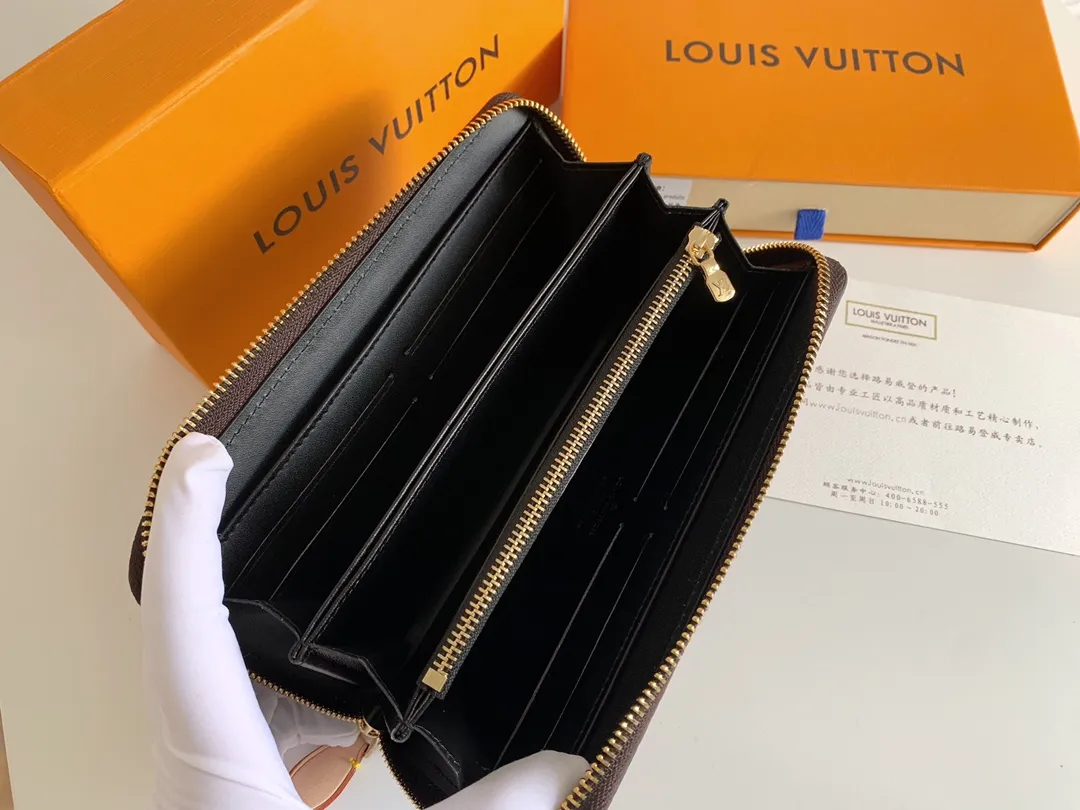 💰130 💎M60017 Brown painted ZIppy zipper wallet Printed canvas version zipper coin purse, the large LV letters and Monogram floral pattern are particularly eye-catching. The compact zipper wallet is one of the classic designs. This wallet can hold banknotes, credit cards, small change, IDs, etc. Size 19x10cm.