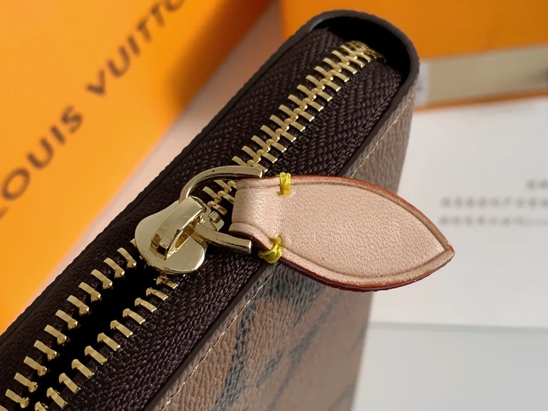 💰130 💎M60017 Brown painted ZIppy zipper wallet Printed canvas version zipper coin purse, the large LV letters and Monogram floral pattern are particularly eye-catching. The compact zipper wallet is one of the classic designs. This wallet can hold banknotes, credit cards, small change, IDs, etc. Size 19x10cm.